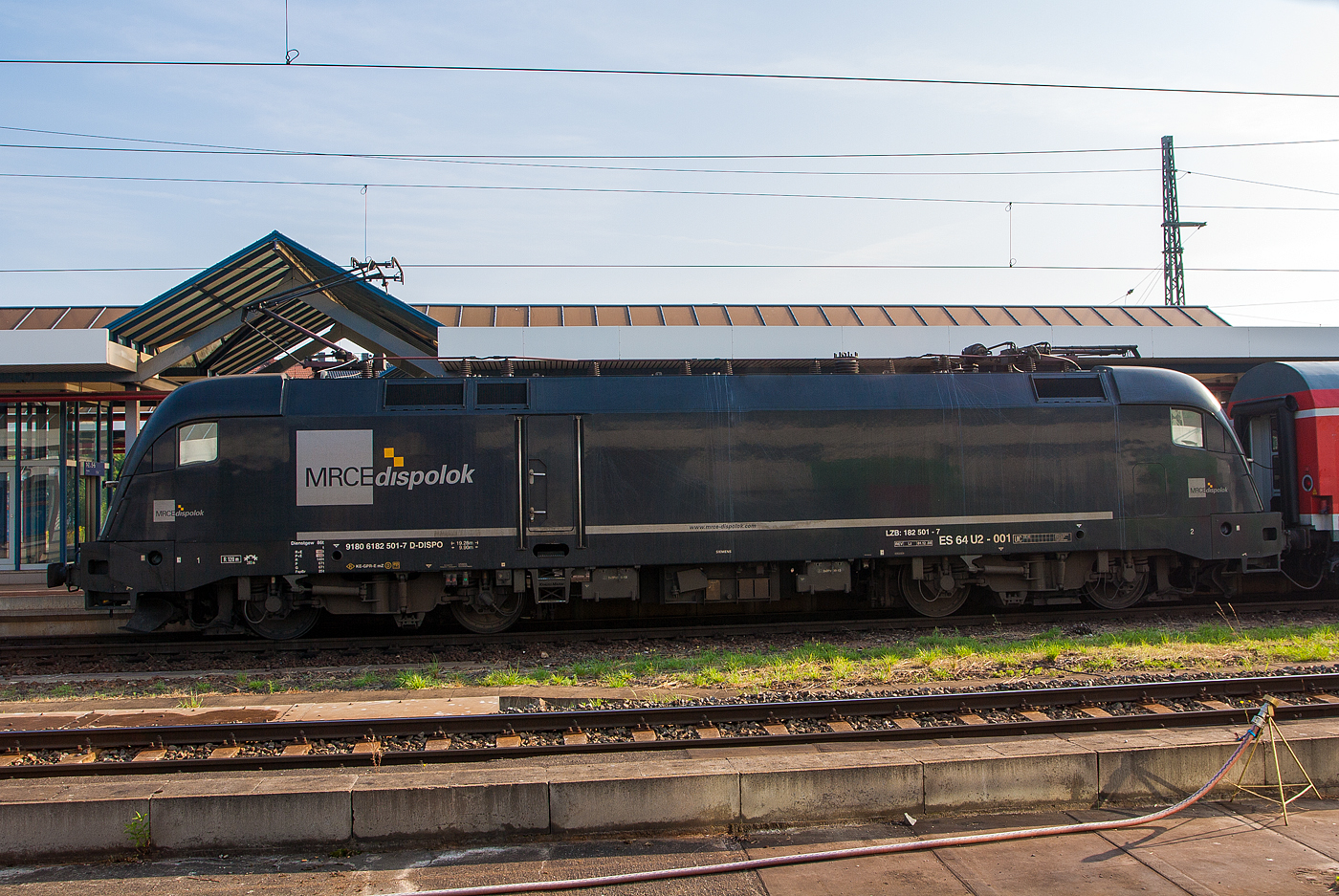 Die MRCE Dispolok ES 64 U2-001 182 501-7 (91 80 6182 501-7 D-DISPO) als Schublok von einem Nahverkehrszug nach Halle/Saale im Bahnhof Eisennach am 24 August 2013.

Die Lok wurde 2001 unter Fabriknummer  20557 gebaut, sie tr�gt die NVR-Nummer 91 80 6182 501-7 D-DISPO und die EBA 00M09B 001.

Die elektrische Zweisystemlokomotive aus der Euro-Sprinter-Familie zweiter Generation nutzt beide in Europa �blichen Wechselstromsysteme und ist derzeit eine der modernsten und leistungsst�rksten Lokomotiven f�r den europ�ischen Personen- und G�terverkehr. Speziell die als Bosporus-Sprinter ausgelegte Variante der ES 64 U2 ist eine echte Bereicherung im europ�ischen Schienenverkehr und erm�glicht eine durchg�ngige Fahrt von Hamburg bis an die t�rkische Grenze – ohne Wechsel der Lokomotive.
Zulassungen f�r folgende L�nder sind erteilt:  Deutschland, �sterreich, Schweiz, Ungarn, Rum�nien, Bulgarien

Die Hersteller-Bezeichnung ES64 ist die Abk�rzung von EuroSprinter zusammen mit den ersten beiden Ziffern der Nennleistung (6400 kW). Die Bezeichnung U steht f�r Universallok.

Technische Daten:
Achsfolge:  Bo`Bo`
Spurweite:  1.435 mm
L�nge �ber Puffer:  19.280 mm
Drehzapfenabstand: 9.900 mm
Breite: 3.000 mm
Raddurchmesser (neu):  1.150 mm
Gewicht: 86 t
Spannungssysteme:  15 kV, 16,7 Hz und 25 kV, 50 Hz
Dauerleistung:  6.400 kW
H�chstgeschwindigkeit:  230 km/h
Anfahrzugskraft:  300 kN

Quelle: Mitsui Rail Capital Europe GmbH
