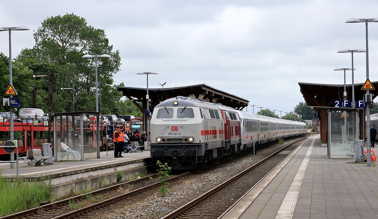 Die neuen  Stars  der Marschbahn...DB 218 341-6 und 218 838-1 mit IC 2074 nach Westerland, Einfahrt Nieb�ll Bahnhof. 03.06.2024