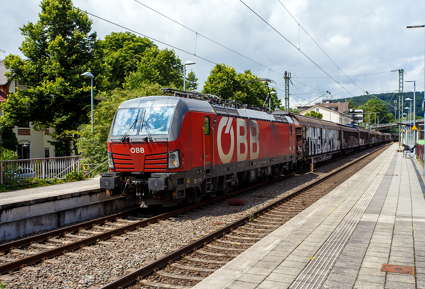 Die ÖBB 1293 190-5 (91 81 1293 190-5 A-ÖBB), eine Siemens Vectron MS (X4E) der Variante A60 (Länderpaket) fährt am 04 Juli 2024 mit einem gedeckten Güterzug (Schiebewandwagen) durch Kirchen(Sieg) in Richtung Köln.

Die Siemens Vectron MS / X4E wurde 2020 von Siemens in München-Allach unter der Fabriknummer 22839 und an die ÖBB - Österreichische Bundesbahnen (ÖBB-Produktion GmbH) geliefert. Sie ist in der Variante A60 auf geführt und hat so die Zulassungen für A / D / CZ / PL / SK / H / RO / BG / HR /SRB / NL / B, wobei noch einige Länder noch durchgestrichen sind. Von der Variante A60 hat die ÖBB 2019 insgesamt 28 Loks (1293 173 bis 1293 200) abgerufen.

Ende Januar 2017 unterzeichneten die Österreichischen Bundesbahnen und Siemens Mobility einen Rahmenvertrag über bis zu 200 Lokomotiven, wovon die ersten 30 Mehrsystem-Vectron direkt zum Gesamtpreis von 120 Mio. Euro abgerufen wurden.

Die Siemens Vectron weisen im Betrieb mit Wechselspannung eine Leistung von 6.400 kW, mit Gleichspannung 6.000 kW, auf und haben eine Masse von bis zu 90 Tonnen, die auf vier Achsen verteilt eine Achslast von 22,5 Tonnen ergibt. Aufgrund der überwiegenden Verwendung im Güterverkehr sind die Lokomotiven zunächst für 160 km/h zugelassen. Zur Verbesserung der Laufeigenschaften auf kurvenreichen Strecken wurden die Lokomotiven mit aktiven 