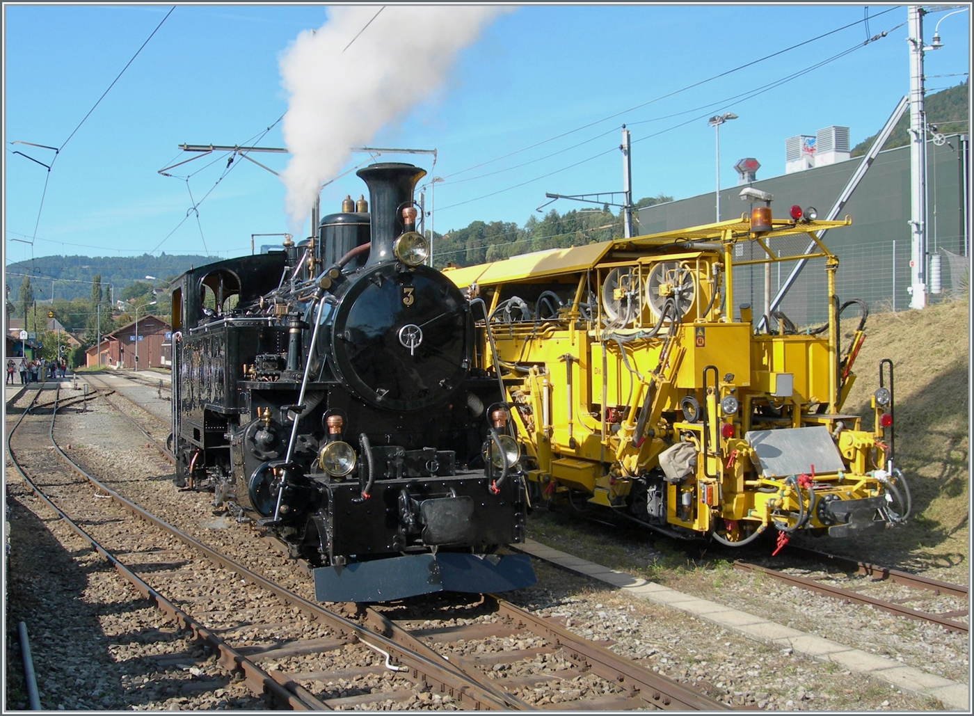 Die  Palas  21 0109 B40UM-1 der Sersa mit der BFD HG 3/4 N° der Blonay Chamby Bahn hätte eigentlich auch gut zum Herbstevent 2024  Autour de la voie ferrée / Rund um die eiserne Bahn  gepasst. 

21. Sept. 2024
