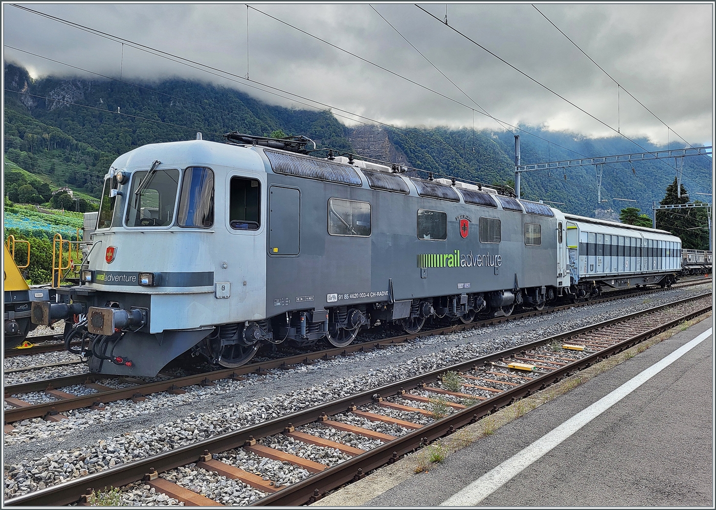 Die railadventure Re 6/6 91 85 4620 003-4 CH-RADVE brachte die beiden Stuttgarter S-Bahn Triebzüge 430 236 und 727 nach Villeneuve und wartet und auf die Rückfahrt.

6. Sept. 2024 