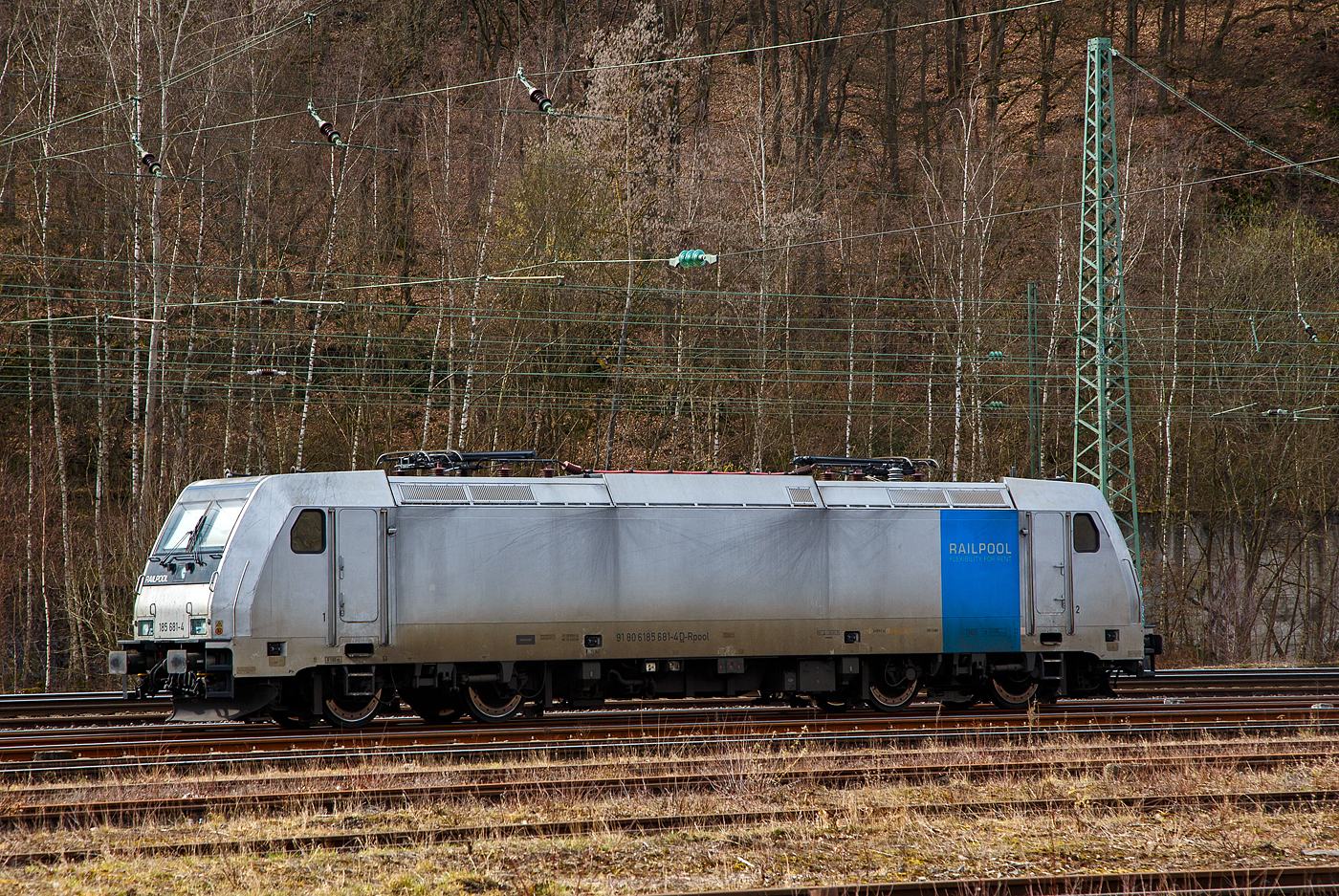 Die Railpool 185 681-4 (91 80 6185 681-4 D-Rpool) ist am 19.03.2021 in Betzdorf (Sieg) abgestellt.

Die TRAXX F140 AC2 wurde 2009 bei Bombardier in Kassel unter der Fabriknummer 34713 gebaut. Sie hat die Zulassungen für Deutschland, Österreich und Ungarn.
