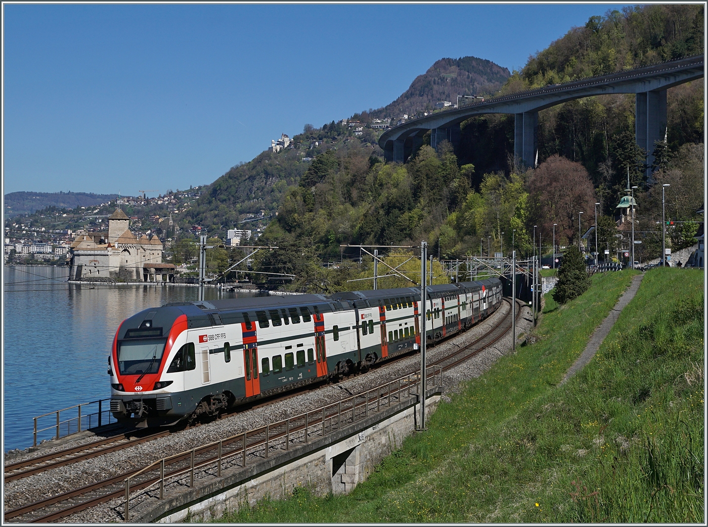 Die RE33 werden zur Zeit noch häufig mit den SBB RABe 511 geführt, so auch dieser RE33 auf dem Weg nach Annemasse beim Château de Chillon. Für den Fotografen eine kleine Abwechslung, für die Kunden eher ein Verdruss, denn die RABe 512 bieten wesentlich mehr Komfort. 

8. April 2026