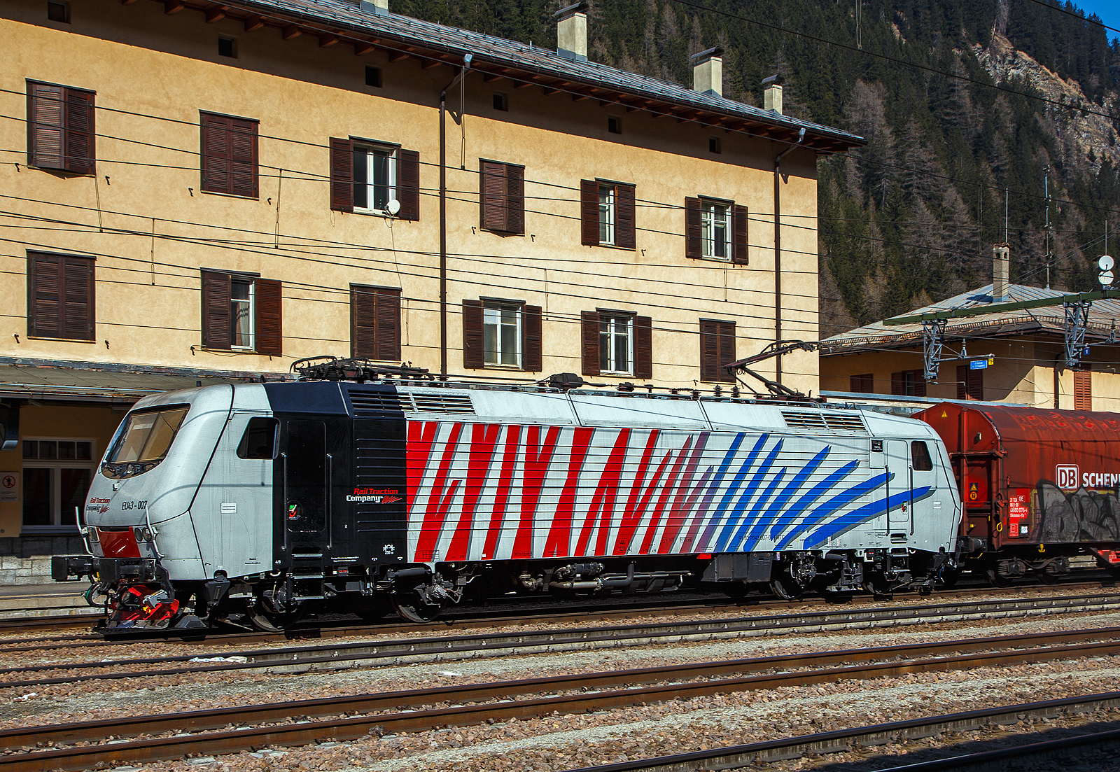 Die RTC - Rail Traction Company EU43 - 007 (91 83 2043 007-0 I-RTC) steht am 26.03.2022, mit einem gemischten Güterzug, im Bahnhof Brenner / Brennero zur Abfahrt in Richtung Verona bereit.

Die Lok vom Typ Adtranz 112E wurde 2001 von Bombardier (ex Adtranz-Pafawag) in Wrocław (Breslau), unter Fabriknummer 112E 07 gebaut. Sie, wie weitere 7 Loks, waren eigentlich für die Lieferung an die polnische PKP - Polskie Koleje Państwowe (als PKP EU43) vorgesehen, der Verkauf scheitere aus finanziellen Gründen seitens der PKP. Die 8 polnischen Loks wurden dann an die italienische Privatbahngesellschaft RTC (Rail Traction Company) verkauft, die polnische Bezeichnung EU43 wurde später an Lokomotiven der TRAXX-Variante MS2 vergeben. 

Die Loks der Baureihe EU43 vom Typ Bombardier 112E sind ähnlich denen der ab 1996 vom damaligen Hersteller ABB Tecnomasio in Vado Ligure (Italien) gebauten 20 Brennerloks der FS Baureihe E.412 (Adtranz 112E). Die E.412 haben z.B. das Führerpult wie in Italien üblich links und nicht wie die für Polen vorgesehenen EU43 rechts, daher sind beide in Italien als unterschiedlichen Baureihen eingeordnet.

Auch wenn die Lok nur zwei Stromabnehmer der Bauart WBL 85 haben, sind es elektrische Mehrsystemlokomotiven für 15 kV, 16,7 Hz Wechselstrom und 3 kV bzw. 1,5 kV Gleichstrom. Jeeils ein Stromabnehmer ist für Gleichspannung (Führerstand A, italienische Palette) und einer für Wechselspannung (Führerstand B, deutsch-österreichische Palette). Die Lokomotiven verfügt über eine elektrische Nutzbremse. 

Ursprünglich war für beide Baureihen die Zulassung für Österreich und Deutschland vorgesehen. Die ÖBB hatte zunächst die Zulassung verweigert und erst 2006 erteilt.

Geschichte:
Im Jahr 1993 gaben die FS im Zuge der wachsenden internationalen Aktivitäten der europäischen Bahngesellschaften Mehrsystemlokomotiven in Auftrag, die sowohl im italienischen 3-kV-Gleichstromnetz als auch im Süden von Frankreich (1,5 kV =) und insbesondere für den Brennerverkehr auch im österreichischen und deutschen Netz (15 kV, 16,7 Hz) einsetzbar sein sollte. Die Lokomotiven sollten sowohl für schnelle EuroCity-Züge als auch für den Güterverkehr einsetzbar sein. Die vier Prototyp-Lokomotiven wurden ab 1996 vom damaligen Hersteller ABB Tecnomasio (heute Alstom) in Vado Ligure, Italien, gebaut. Dieses Werk produziert nahezu ausschließlich für den italienischen Markt.

Technik:
Die Lokomotiven laufen auf Drehgestellen mit Integriertem Gesamtantrieb (IGA), der auch bei den Lokomotiven der DB-Baureihe 101 und den italienischen E405 vorhanden ist, die Stromrichter ähneln denen der SBB Re 460. Für den Antrieb werden Doppelsternmotoren verwendet, was Drehstrom-Asynchronmotoren mit zwei Wicklungssystemen in Sternschaltung im selben Gehäuse sind – eine eher unübliche Schaltung.

Der geschweißte Wagenkasten in Stahlleichtbaukonstruktion stützt sich über Flexicoil-Schraubenfedern auf die Drehgestelle ab. Die Seitenwände aus Aluminium sind zur Erhöhung der Steifigkeit gesickt. Der estergekühlte Transformator ist wie bei Neubaulokomotiven üblich unterflur angeordnet. Die Lokomotive ist mit Gruppenantrieb ausgeführt, wobei eine Antriebsgruppe aus einer Achse aus dem Drehgestell 1 und einer aus dem Drehgestell 2 besteht, eine ebenfalls unübliche Anordnung.

Die Lokomotiven verfügt über eine elektrische Nutzbremse. Es sind zwei Einholmstromabnehmer der Bauart WBL 85 vorhanden, je einer für Gleichspannung (Führerstand A, italienische Palette) und Wechselspannung (Führerstand B, deutsch-österreichische Palette).

In der Lokomotive sind zwei Stromrichter angeordnet. Unter Wechselstromsystemen wird die sekundärseitige Spannung des Haupttransformators in einem Vierquadrantensteller (4QS) in eine Gleichspannung umgewandelt, welche in einen Gleichstromzwischenkreis eingespeist wird. Unter den Gleichstromsystemen erfolgt die Speisung des Zwischenkreises direkt aus der Fahrleitung.

Die Pulswechselrichter wandeln den Gleichstrom des Zwischenkreises in Dreiphasenwechselstrom zur Speisung der Fahrmotoren um. Im Gleichstromnetz sind zwei Pulswechselrichter in Serie geschaltet, die je ein Wicklungssystem der Fahrmotoren mit Strom versorgen, im Wechselstromsystem wird nur ein Pulswechselrichter benötigt, der die beiden parallel geschalteten Wicklungssysteme der Fahrmotoren mit Spannung versorgt.

Die Steuerung der Antriebe erfolgt durch ein rechnerunterstütztes Betriebssystem. Die Lokomotiven sind mit 18-poligen IS-Steckdosen für die UIC-Leitung, einer Vielfachsteuerung und einer Speiseeinrichtung der Zugsammelschiene für Reisezüge ausgerüstet. Lauftechnisch sind die Lokomotiven für eine Geschwindigkeit von 220 km/h ausgelegt, jedoch in Italien nur für 200 km/h zugelassen. Ausgerüstet wurden sie mit Fahrzeugeinrichtungen der Zugbeeinflussungen RS4 Codici (Italien) sowie punkt- und linienförmiger Zugbeeinflussung (Österreich und Deutschland). Von einem Einsatz in Frankreich wurde abgesehen.

TECHNISCHE DATEN:
Spurweite: 1.435 mm (Normalspur)
Achsformel: Bo'Bo'
Länge: 19.400 mm
Drehzapfenabstand: 11.400mm
Achsabstand im Drehgestell: 2.650 mm
Dienstgewicht: 88 t
Höchstgeschwindigkeit: 150 km/h Italien / 140 km/h Deutschland / 120 km/h Österreich
Dauerleistung: 5.600 kW (15 kV AC) / 5.400 kW (3 kV DC) / 2.700 kW (1,5 kV DC)
Anfahrzugkraft: 280 kN
Stromsysteme: 15 kV, 16,7 Hz AC, 3.000 V DC und 1.500 V DC
Anzahl der Fahrmotoren: 4× IGA-Drehstrom-Asynchronmotoren
Kleister befahrbarer Gleisbogen: R 95 m
Bremse: Druckluftbremse, el. Nutzbremse
Zugbeeinflussung: RS 4 Codici, PZB, LZB
