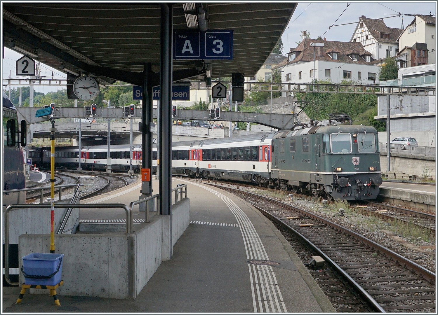 Die SBB Re 4/4 II 11161 in ihrer grünen Lackierung mit einem IC Zürich - Singen erreicht  Schaffhausen. Die grüne Farbe ist übrigens NICHT die Ursprungs-Lackierung der Re 4/4 II 11161, die Lok wurde 1967 in TEE Farben ausgeliefert und bekam erst nach dem Ende des TEE-Einsatzes 1981/82 die heutige grüne Lackierung.

6. September 2022