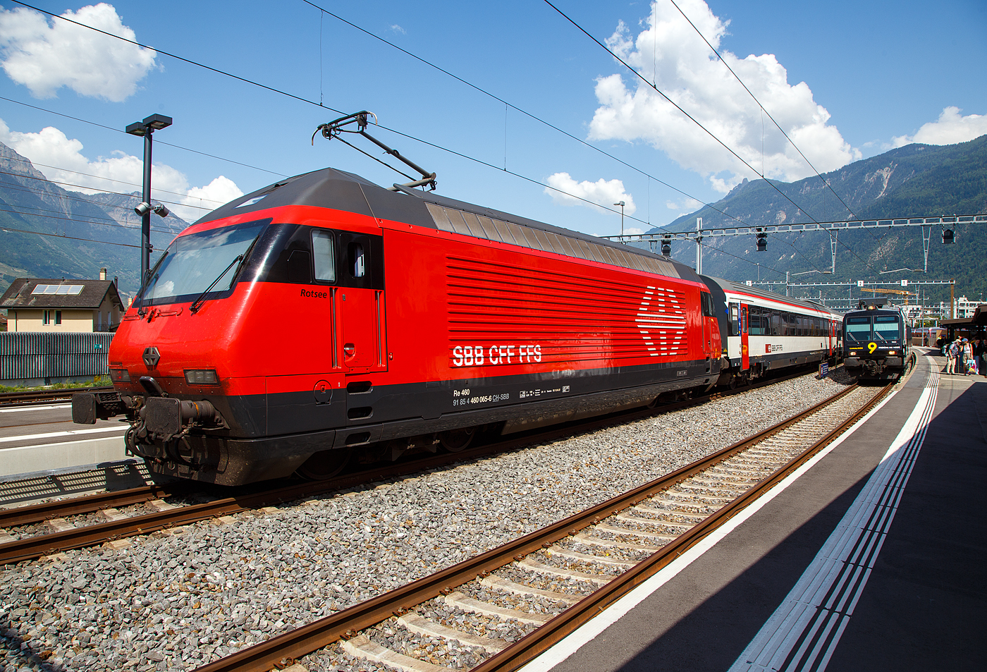 Die SBB Re 460 065-6  Rotsee  (91 85 4 460 065-6 CH-SBB) mit einem IC oder IR nach Brig am 26.Mai 2023 im Bahnhof Martigny.

Die Lok wurde 1993 von der SLM (Schweizerischen Lokomotiv- und Maschinenfabrik in Winterthur) unter der Fabriknummer 5542 gebaut, wobei der Lokkasten von Krauss-Maffei in München-Allach (D) unter der Fabriknummer 20060 gebaut und zugeliefert wurde, der elektrische Teil ist von ABB.
