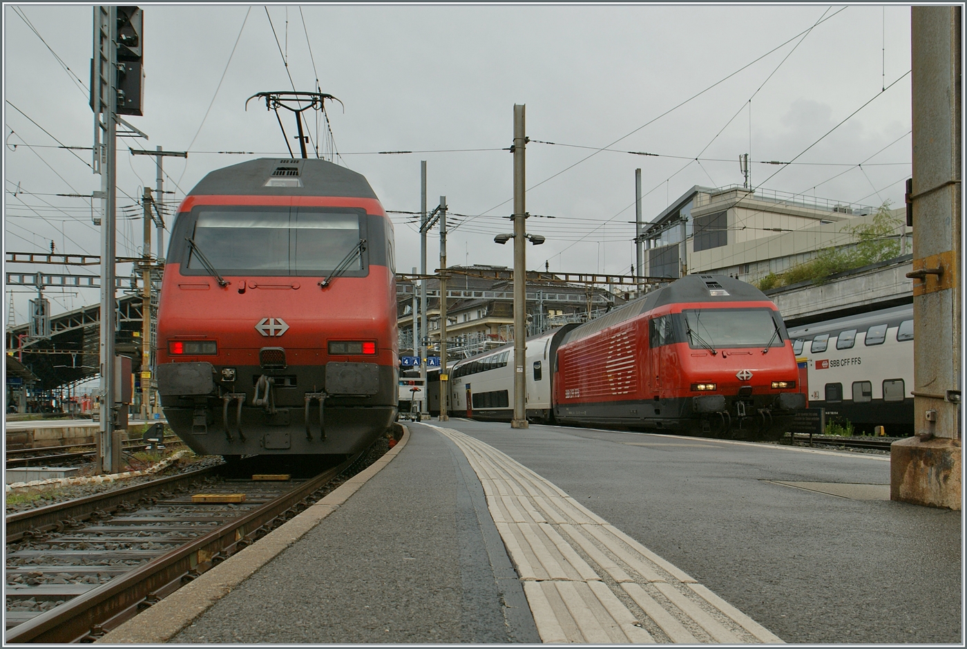 Die SBB Re 460 109-2 mit ihrem IR 15 nach Genève und die SBB Re 460 045-8 mit ihrem IR 90 nach Brig in Lausanne. 

31. Mai 2024