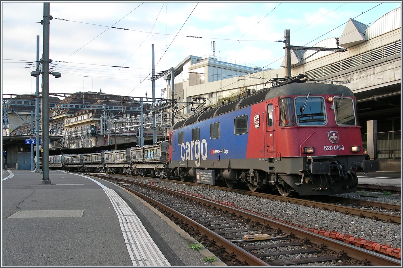 Die SBB Re 6/6 11619 (Re 620 019-0)  Arborn  wartet mit gut 20 Fans-u in auf die Weiterfahrt. 

30. Oktober 2025