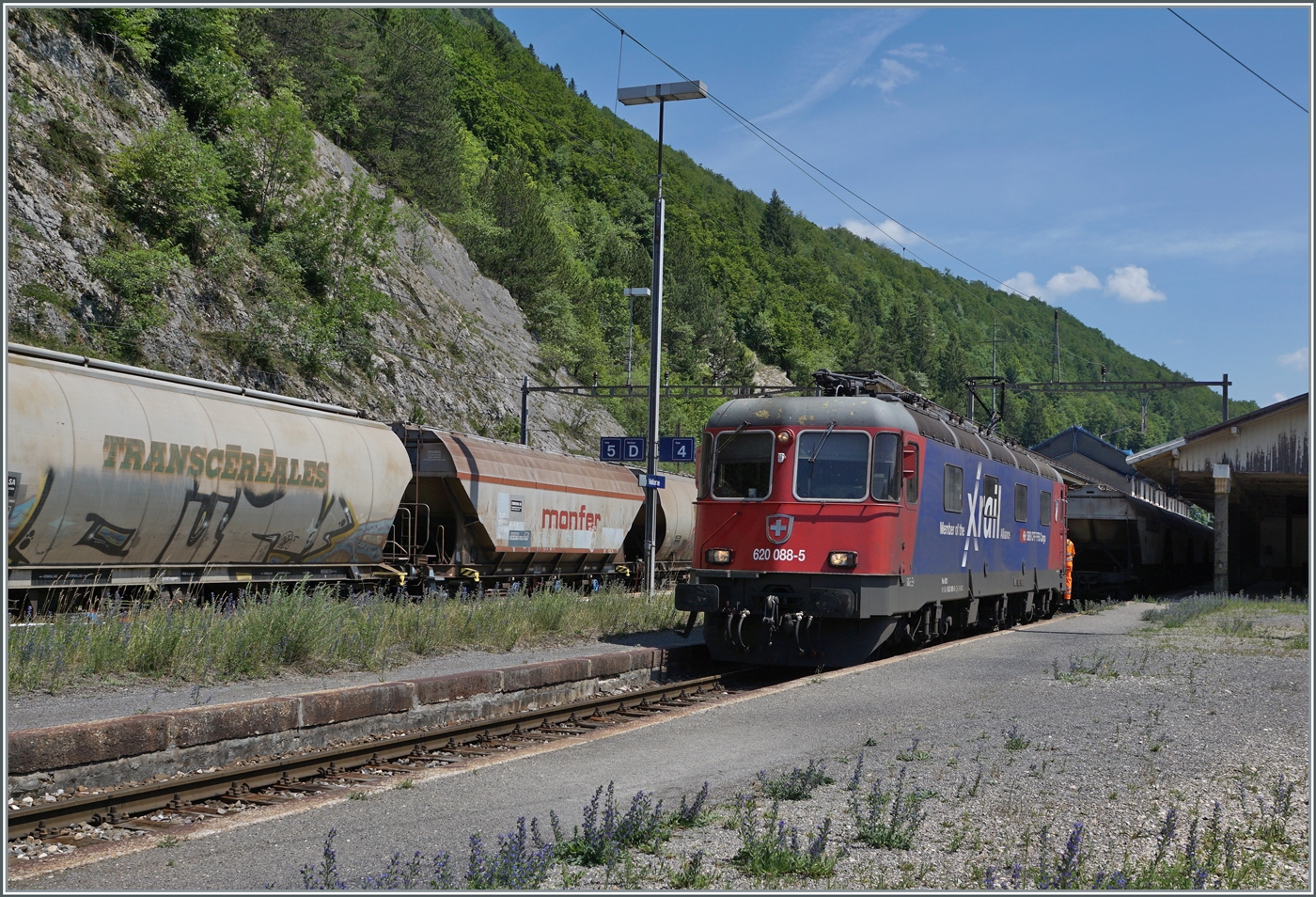 Die SBB Re 6/6 11688 (Re 620 088-5)  Linthal  hat den  Spaghetti -Zug von Domodossola II nach Vallorbe gebracht und rangiert nun für die Übernahme des Gegenzugs.

16. Juni 2022