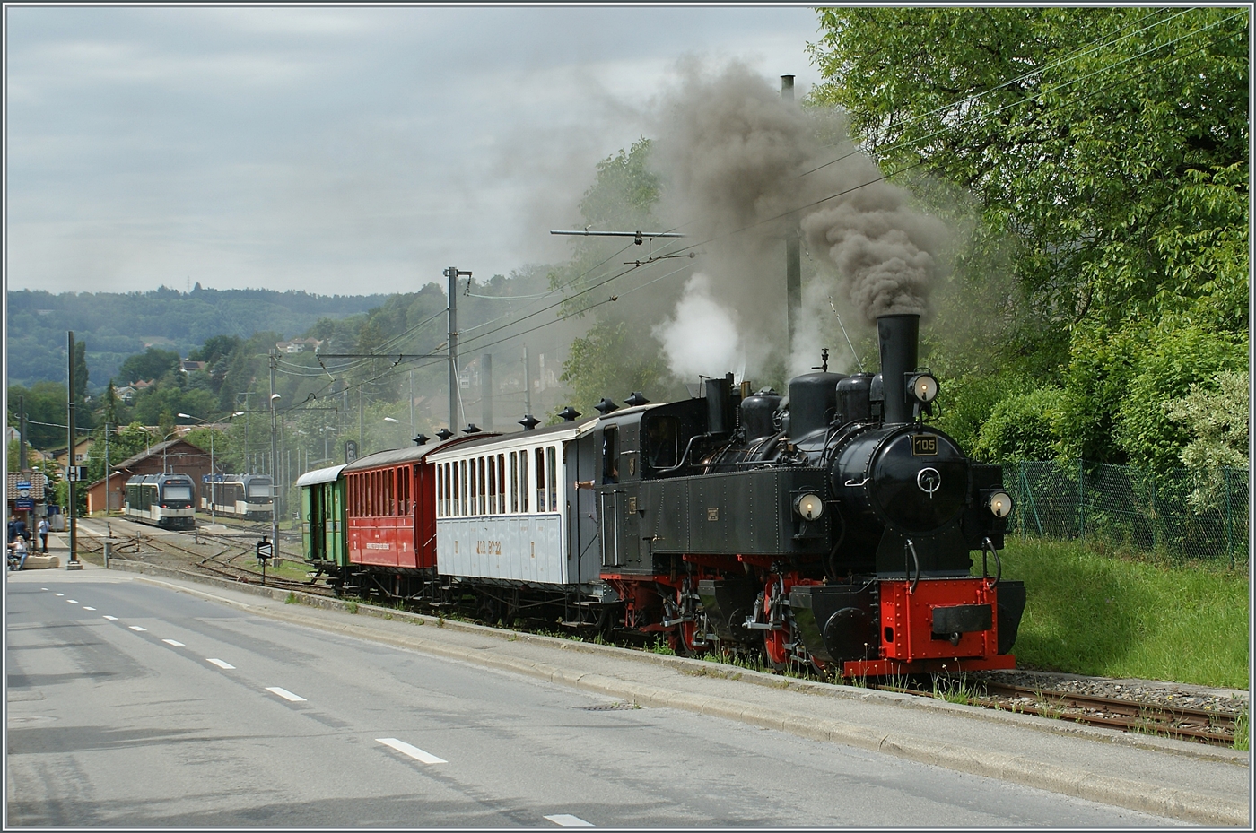 Die SEG G 2x 2/2 105 der Blonay Chamby Bahn verlässt mit einem bunten Zug Blonay in Richtung Chamby.

8. Juni 2024