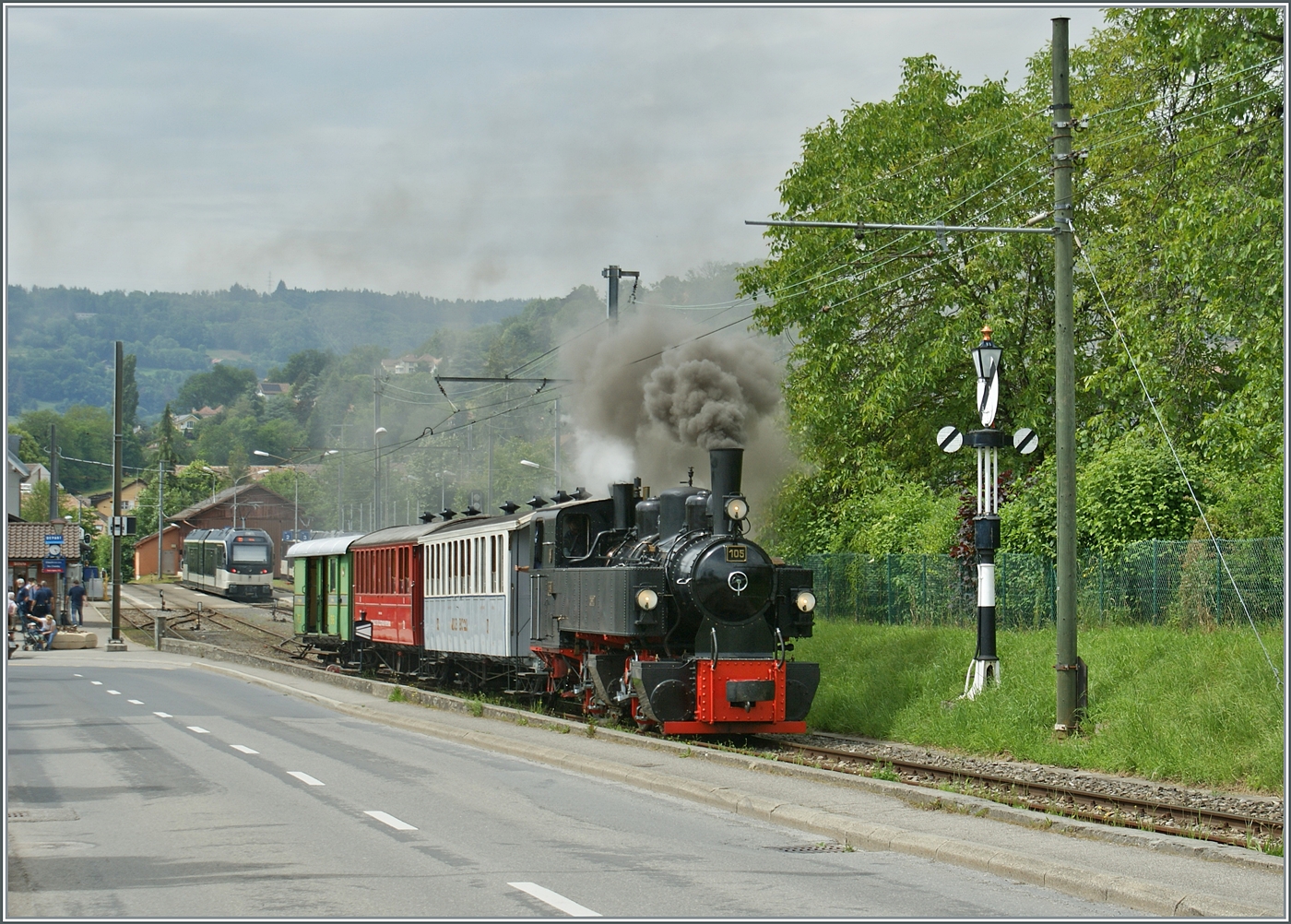 Die SEG G 2x 2/2 105 der Blonay Chamby Bahn verlässt mit eine bunten Zug den Bahnhof von Blonay.

9. Juni 2024