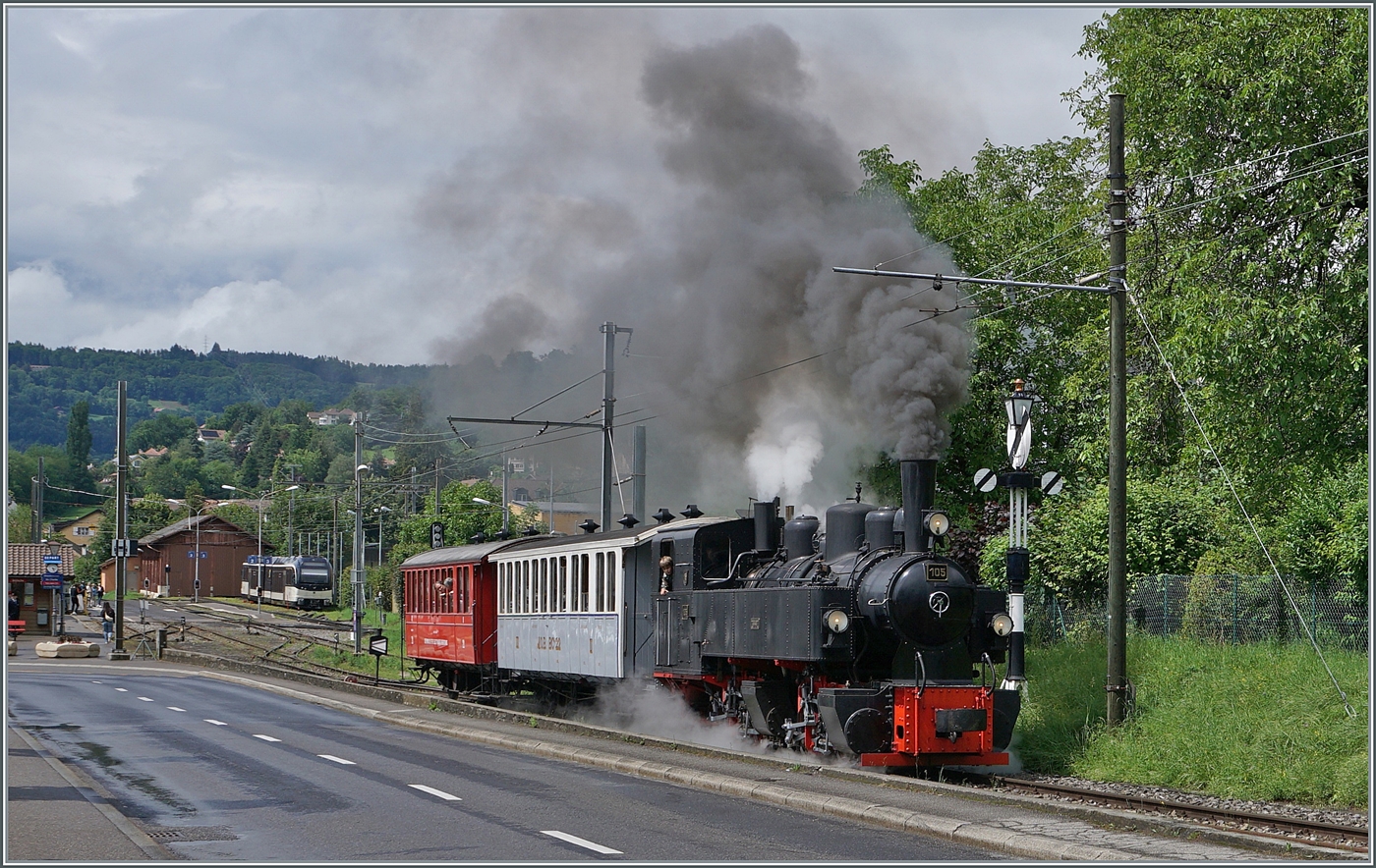 Die SEG G 2x 2/2 105 verlässt mit einem kurzen Zug Blonay in Richtung Chaulin. In diesem Jahr war die G 2x 2/2 105 zu Gunsten der HG 3/4 N° 3 weit weniger oft zu sehen als in den vergangen Jahren. 

22. Juni 2024