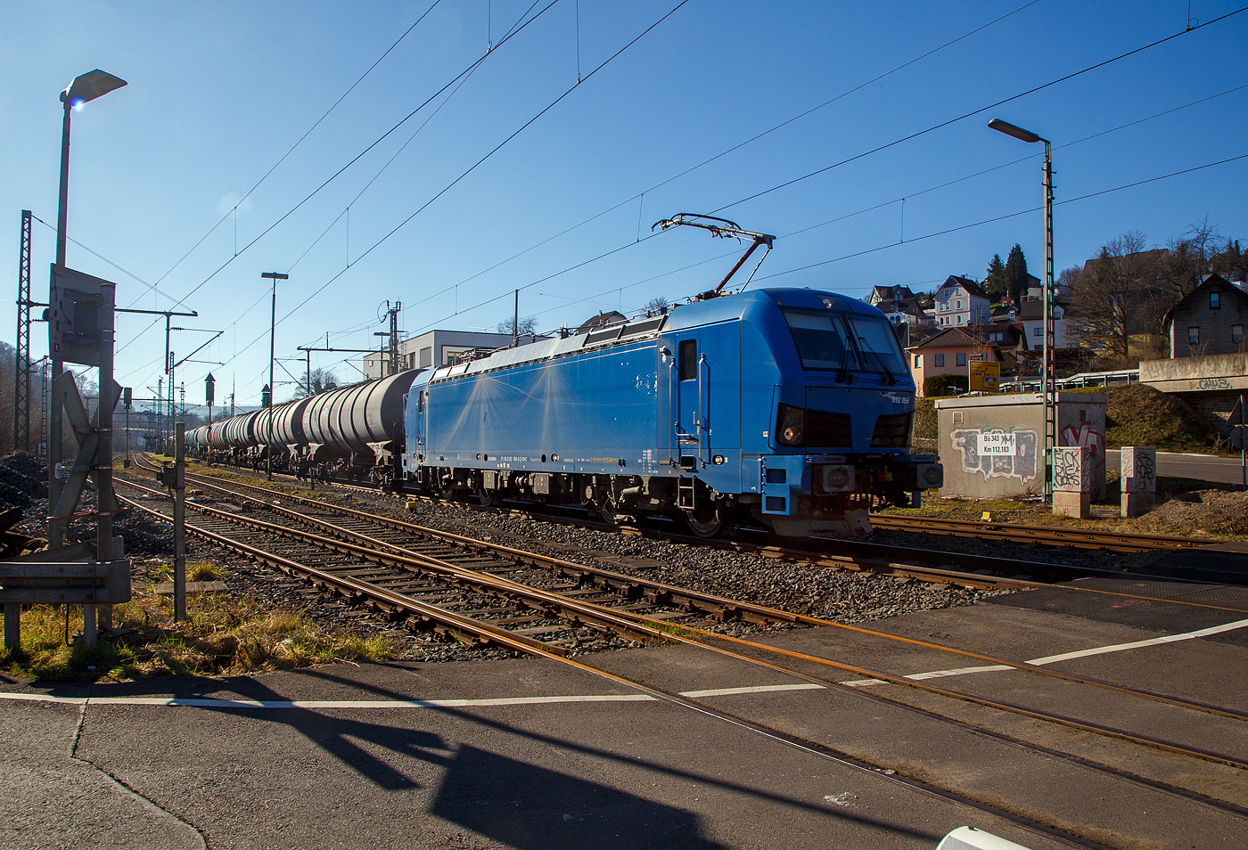 Die SIEMENS Smartron 192 056-0 (91 80 6192 056-0 D-RHC) der RheinCargo GmbH & Co. KG f�hrt man 14.02.2023 mit einem Kesselwagenzug durch Niederschelderh�tte, hier beim B� 343 (km 112,183) kurz vor Niederschelden bzw. der Landesgrenze zu NRW, in Richtung Siegen.Der Ladung der Kesselwagen war laut Gefahrgutkennzeichnung (30/1202) Dieselkraftstoff beziehungsweise leichtes Heiz�l.

Die Smartron wurde 2022 von Siemens Mobilitiy in M�nchen-Allach unter der Fabriknummer 23001gebaut. Die Abnahme durch die RHC war 07.12.2022, so ist sie erst wenige Wochen im Einsatz.
