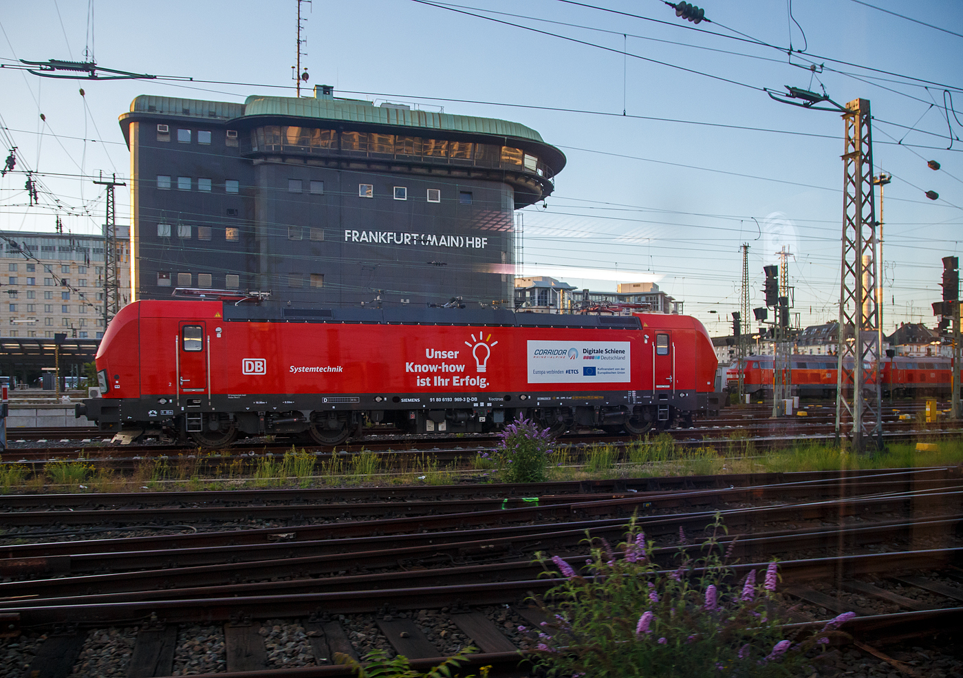 Die SIEMENS Vectron AC 193 969-3 (91 80 6193 969-3 D-DB) der DB Systemtechnik GmbH (Minden) ist am 07.09.2023 beim U-Boot (ehem. Stellwerk) Frankfurt (Main) Hbf abgestellt. Ein Bild aus unserem IC, daher leider etwas mit Spiegelung.

Die SIEMENS Vectron AC wurde 2021 von Siemens Mobilitiy in München-Allach, in der Variante B14, unter der Fabriknummer 22919 gebaut. Diese VECTRON ist ausschließlich nur in Deutschland zugelassen.
