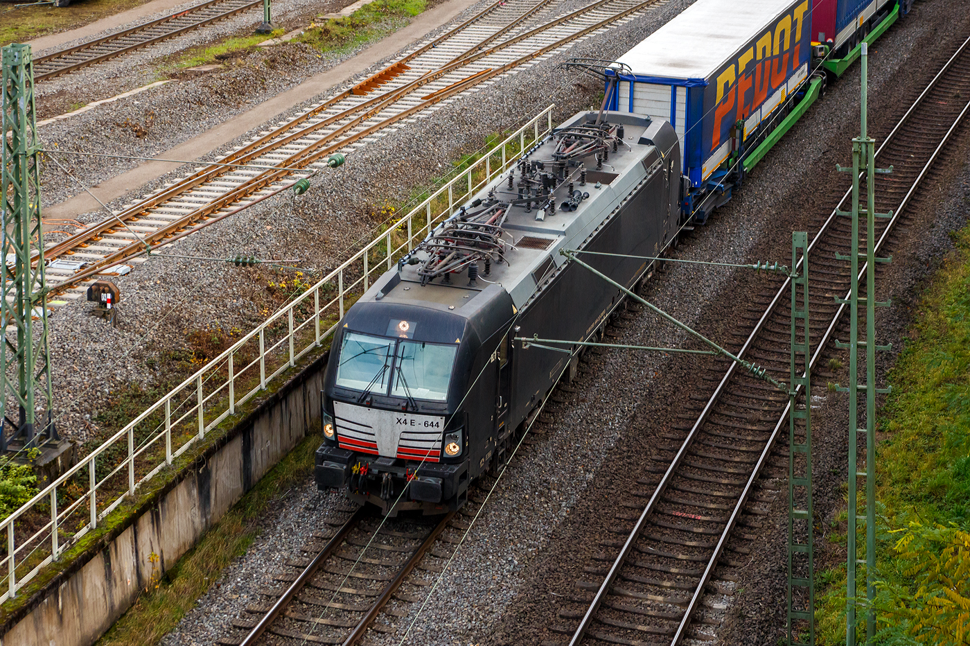 Die Siemens Vectron MS - X4 E - 644 /193 645 (91 80 6193 644-2 D-DISPO) der Beacon Rail Capital Europe GmbH, München (BRCE / DISPO) fährt am 13 November 2025 HELROM Trailer Zug Wien – Düsseldorf (ein besonderer KV-Zug) durch den Bahnhof Betzdorf (Sieg) in Richtung Köln. Hier nun der Lok etwas aufs Dach geschaut.

Die Siemens Vectron MS wurde 2016 von Siemens in München-Allach unter der Fabriknummer 22168 gebaut. Diese Vectron Lokomotive ist als MS – Lokomotive (Mehrsystemlok) mit 6.400 kW Leistung und 160 km/h Höchstgeschwindigkeit konzipiert. Sie ist in der Variante A09 ausgeführt und hat so die Zulassungen für Deutschland, Österreich und Italien (D / A / I). Die Lok wurde an die MRCE - Mitsui Rail Capital Europe GmbH in München ausgeliefert, seit September 2023 hat die Beacon Rail Metro Finance B.V. die Mitsui Rail Capital Europe B.V. (Amsterdam) und somit auch die Mitsui Rail Capital Europe GmbH im München übernommen, so firmiert sie nun als Beacon Rail Capital Europe GmbH, München (BRCE / DISPO).