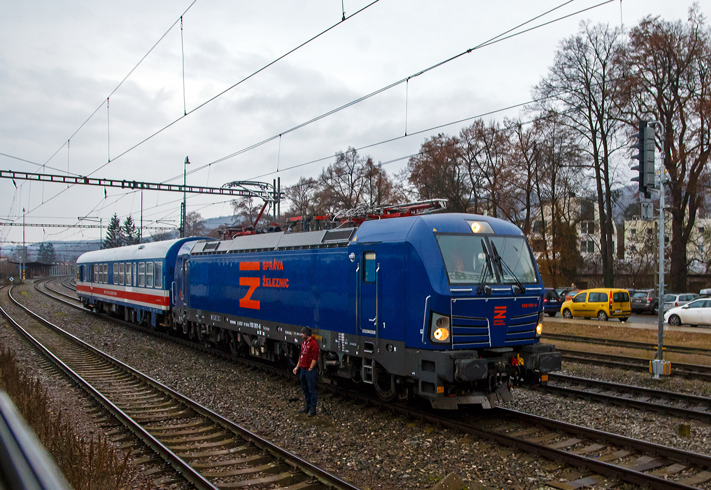 Die SIEMENS Vectron MS (X4E) - 193 901-6 (91 80 6193 901-6 D-SZDC) vom tschechischen Eisenbahninfrastrukturunternehmen Spr�va �eleznic (S�CZ) steht am 24.11.2022, mit dem Gleismesswagen CZ-SZCZ 99 54 93-62 005-9, bei Karl�tejn (deutsch Karlstein, zum Bezirk Beroun). Die Vectron ist in Deutschland eingestellt und wird von der Spr�va �eleznic vorwiegend vor Messz�gen eingesetzt. 

Die Siemens X4E bzw. Siemens Vectron MS wurde 2010, als eine der ersten neuen Produktfamilie Vectron, von Siemens Mobilitiy in M�nchen-Allach unter der Fabriknummer 21691 gebaut. Und vom Pr�fcenter Wegberg-Wildenrath als 91 80 6193 901-6 D-PCW eingestellt. F�r die Zulassungszwecke bekam sie alle wichtigen europ�ischen Zugbeinflussungssysteme eingebaut. Von 2014 war sie als Mietlok, oft f�r die Lokomotion Gesellschaft f�r Schienentraktion mbH in M�nchen unterwegs. Im August 2018 wurde sie Siemens Mobility GmbH als 91 80 6193 901-6 D-SIEAG eingestellt. 2021 wurde sie dann an das tschechische Eisenbahninfrastrukturunternehmen Spr�va �eleznic (S�CZ) verkauft, blieb aber in Deutschland eingestellt.

Die Vectron MS (Multi-System - High Power)  mit einer Leistung von 6.4 MW (unter Wechselstrom) mit einer zugelassenen H�chstgeschwindigkeit bis 200 km/h hat die Zulassungen f�r Deutschland, �sterreich, Ungarn, Tschechien, Polen, Slowakei Rum�nien (D/A/H/PL/CZ/SK/RO).
