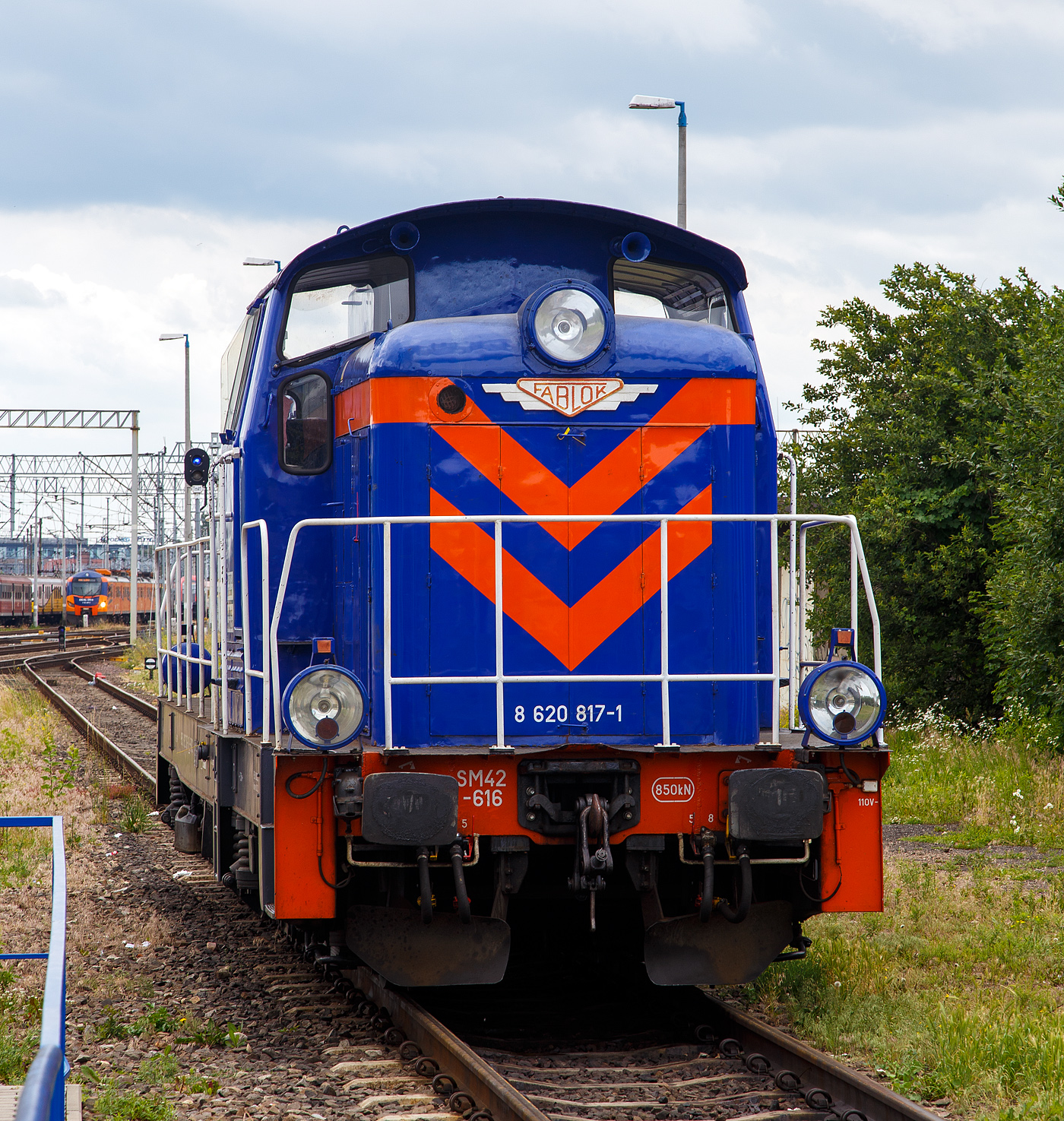Die SM42-616 (98 51 8 620 817-1 PL PKPIC), eine Fablok 6Da (Typ Ls800E) der PKP Intercity, steht am 25 Juni 2017 beim Hauptbahnhof Posen (Poznań Gł�wny).

Die Lok wurde 1973 von FABLOK in Chrzan�w unter der Fabriknummer 8772 gebaut.
