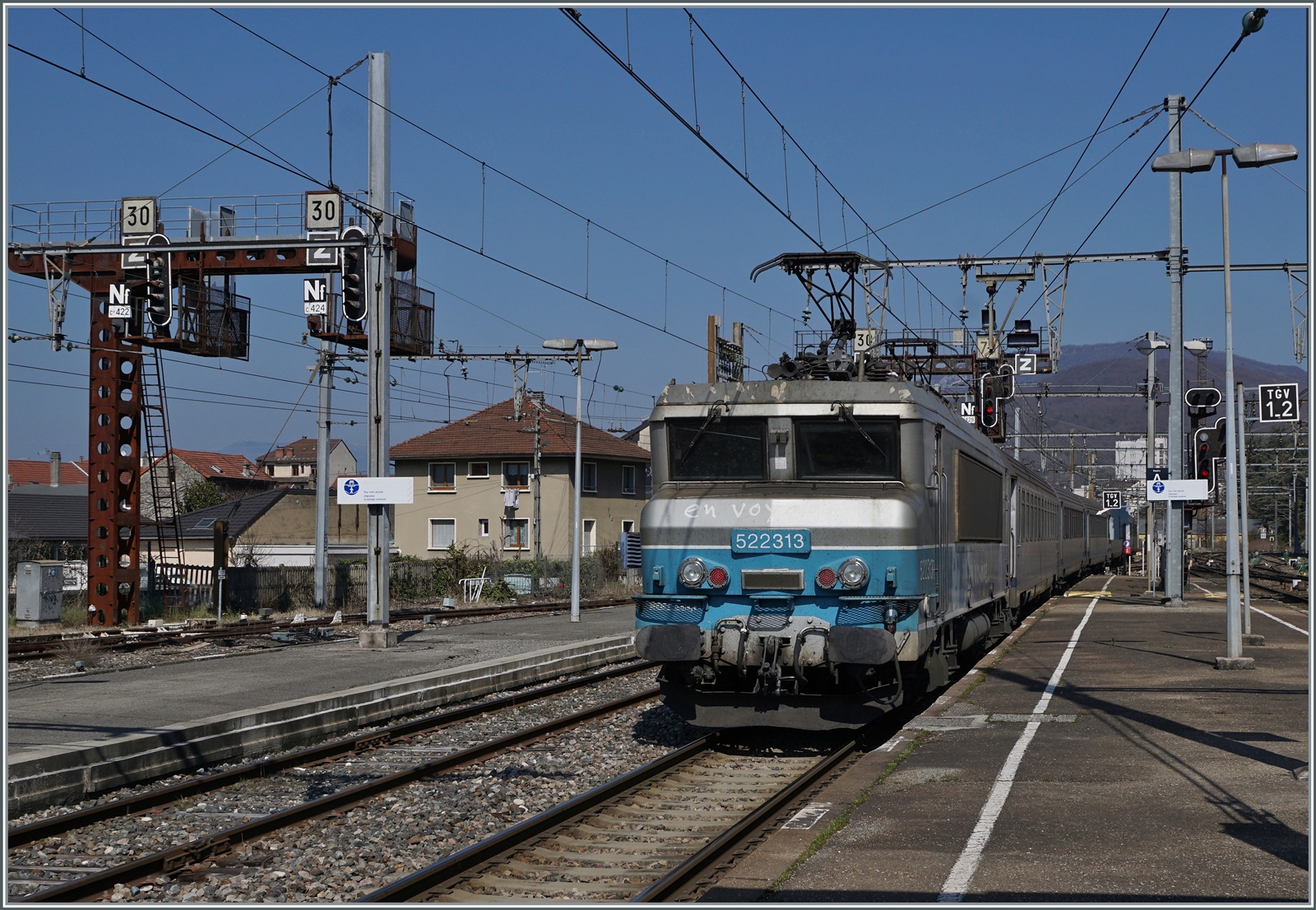 Die SNCF BB 22 313 schiebt in Aix-les-Bains ihren TER nach Lyon aus dem Bahnhof.

20. März 2022l