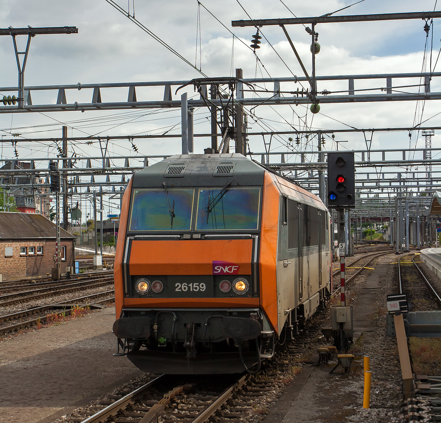 Die SNCF BB 26159  Sybic  (91 87 0026 159-x F-SNCF) erreicht am 14 Juni 2013, mit dem Eurocity EC 90 „Vauban“ (Chur – Zürich – Basel – Straßburg – Luxemburg – Brüssel), den Bahnhof Luxemburg Stadt. Den Zug wird dann gleich hier die NMBS/SNCB HLE 2005 mit 2 weiteren belgischen Reisezugwagen übernehmen.

Die Baureihe BB 26000 ist eine elektrische zwei System Mehrzwecklokomotive der Französischen Staatsbahnen (SNCF). Sie wurde zwischen 1988 und 1998 von Alstom, die zur damaligen Zeit noch als Alsthom firmierte, in Belfort gebaut. Die elektrische Ausrüstung wurde von Matériel de Traction Électrique (MTE) zugeliefert.

Die BB 26000 ist auch unter dem Kunstnamen Sybic gut bekannt, dieses wurde aus synchrone für die Synchronmotoren und bicourant für die Zweisystemfähigkeit gebildet.

Die SNCF BB 26000 ist ein universelle Zweispannungslokomotive, die sowohl Personenzüge mit bis zu 200 km/h, als auch schwere Güterzüge befördern konnten. Die Maschinen verfügen sowohl bei 1,5 kV Gleichstrom als auch bei 25 kV 50 Hz über eine hohe Leistung und sind in der Lage, einen 750 Tonnen schweren Personenzug (16 Wagen) mit 200 km/h auf einer Steigung von 2,5 ‰ oder einen 2.050 Tonnen schweren Güterzug mit 80 km/h auf einer Steigung von 8,8 ‰ zu ziehen.

Geschichte
Seit den 1970er-Jahren hatte die SNCF Elektrolokomotiven mit durch Thyristoren geregelter Phasenanschnittsteuerung beschafft. Dieses waren die Baureihen BB 7200 als reine Gleichstromlok, die BB 15000 als reine Wechselstromlok und die BB 22200 als Zweisystemlok, die sowohl unter 1500 V Gleichstrom, wie auch unter 25 kV 50 Hz Wechselstrom verkehren kann. Zwecks einfacheren Unterhaltes und flexiblerem Einsatz wurde jedoch noch während der Planung bzw. Fertigung dieser beiden Baureihen entschieden, künftige Elloks nur noch in Zweisystemausführung zu beschaffen. Dementsprechend wurde die ab 1976 gefertigte BB 22200 bereits als Zweisystemlok ausgeführt.

In der ersten Hälfte der 1980er Jahre entschied sich die SNCF, die Elloktypen nach der Baureihe 22200 mit umrichtergesteuerten Drehstrommotoren auszurüsten, die gleiche Technik kam auch bei den TGV-Atlantique-Triebzügen zum Einsatz. Im Gegensatz zur westdeutschen und zur schweizerischen Industrie, die etwa zeitgleich die Baureihe 120 und die BT/SZU Re 4/4 entwickelte, setzte man in Frankreich jedoch zunächst auf Synchron- statt auf Asynchronmotoren. Diese Technik erlaubt den Einsatz von einfachen Thyristorstromrichtern ohne Zwangslöschung, benötigt aber Motoren mit Schleifringläufern.

Die erste Lokomotive dieser neuen Baureihe, die als BB 26000 bezeichnet wurde, konnte am 1. April 1988 vorgestellt werden. Bis 1998 wurden 234 Einheiten hergestellt. 

Konstruktion
Die BB 26000 besitzt durch ihr kantiges Design ein sehr eigenständiges Erscheinungsbild. Konstruktiv besonders bemerkenswert sind die schon früher bei französischen Elektrolokbaureihen verwendeten Monomoteur-Drehgestelle, bei denen jeweils nur ein großer Fahrmotor über ein nachgeschaltetes Getriebe beide Achsen des Drehgestells antreibt. Die Kraftübertragung vom Verteilergetriebe auf die Radsätze erfolgt über Hohlwellen-Gummiringfeder-Antriebe. Die Zugkraftübertragung zwischen Lokkasten und Drehgestellen erfolgt über tief liegende Zug- und Druckstangen. Die Primärfederung erfolgt über Schraubenfedern und die Sekundärfederung mit Gummi-Stahl-Schichtfedern.

Im elektrischen Teil kommen auf GTO-Thyristoren basierende, flüssigkeitsgekühlte Traktionsstromrichter zur Anwendung. Diese arbeiten im Zwischenkreis mit einer Gleichspannung von 1,5 kV und können somit während des Betriebs im französischen Gleichstromnetz direkt aus der Oberleitung gespeist werden. Im Wechselstromnetz ist ihnen der Haupttransformator vorgeschaltet, im Gleichstrombetrieb eine Drossel.

Auf dem Dach sind zwei unterschiedliche Stromabnehmer angebracht, jeweils einer für Gleichstrom (vom Typ AL 2 mit vier Schleifleisten) und Wechselstrom (vom Typ AM 90 U mit zwei Schleifleisten).

Für die Bedienung stehen dem Lokführer eine einfache manuelle Zug- und Bremskraftsteuerung, das so genannte „dispositif de vitesse imposée“ (eine Geschwindigkeitssteuerung ähnlich der deutschen AFB, aber ohne Koppelung mit der pneumatischen Bremse) und als Hilfe für den Betrieb im 1,5-kV-Netz eine Leistungsbegrenzung zur Limitierung der Stromaufnahme zur Verfügung. Bedienelemente für direkte und indirekte Bremse sind ebenfalls vorhanden. Die BB 26000 besitzt Bordgeräte für die Zugsicherungssysteme RS bzw. „Crocodile“ und KVB.

TECHNISCHE DATEN:
Baujahre: 1988 bis 1998
Hersteller: 	Alstom, MTE
Gebaute Anzahl: 234
Spurweite: 1.435 mm (Normalspur)
Achsformel:  B'B'
Länge über Puffer: 17.710 mm
Drehzapfenabstand: 9.694 mm 
Achsabstand im Drehgestell: 2.800 mm
Treibraddurchmesser: 1.250 mm (neu)
Dienstgewicht: 88,8 t
Radsatzfahrmasse: 22,2 t
Höchstgeschwindigkeit: 200 km/h
Dauerleistung: 5.600 kW
Anfahrzugkraft: 320 kN
Stromsysteme: 25 kV/50 Hz AC und 1,5 kV DC
Anzahl der Fahrmotoren: 2 Stück vom Typ STS 105-37-8 á 2.800 kW Leistung
Art der Fahrmotoren: zwangsbelüftete, dreiphasige Doppelstern-Synchrontransformatoren
Gewicht von einem Fahrmotor: 6.400 kg
Antrieb:  Hohlwelle