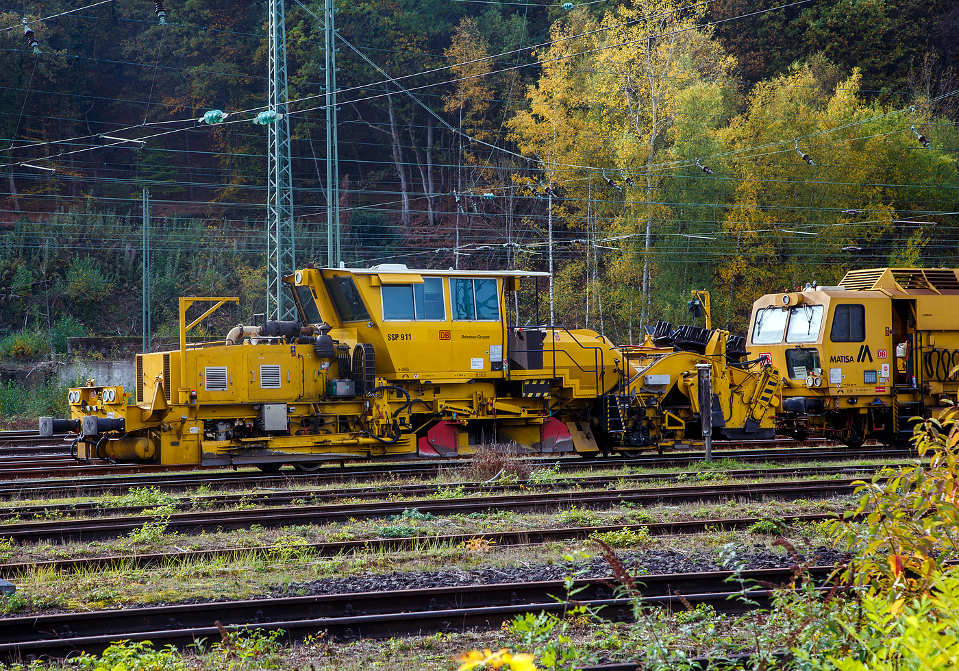 Die SSP 911 Schnellschotterplaniermaschine der Bahnbau Gruppe eine Deutsche Plasser SSP 110 SW (Schweres Nebenfahrzeug Nr. D-DB 99 80 9425 077-1, ex 97 16 40 065 18-3) ist am 29.10.2022 in Betzdorf (Sieg) abgestellt.

Die Schotterplaniermaschine wurde 1995 von der Deutsche Plasser unter der Fabriknummer 612 gebaut.

TECHNISCHE DATEN der SSP 110 SW:
Spurweite: 1.435 mm
Achsanzahl: 2
Eigengewicht: 37 t
zul. Anhängelast: 20 t
Länge über Puffer: 17.500 mm
Achsabstand: 8.100 mm
Motorleistung: 400 kW
Höchstgeschwindigkeit: 90 km/h
Kleinster befahrbarer Radius: 120 m
zul. Streckenklasse: B1 oder höher
Zur Mitfahrt zugel. Personen: 5

Dahinter steht noch die USM 641 eine Matisa Universal-Stopfmaschine B 66 U – D2 (Schweres Nebenfahrzeug Nr. D-DB 99 80 9424 026-9, ex 97 43 38 002 17-9), ex DB Netz AG.