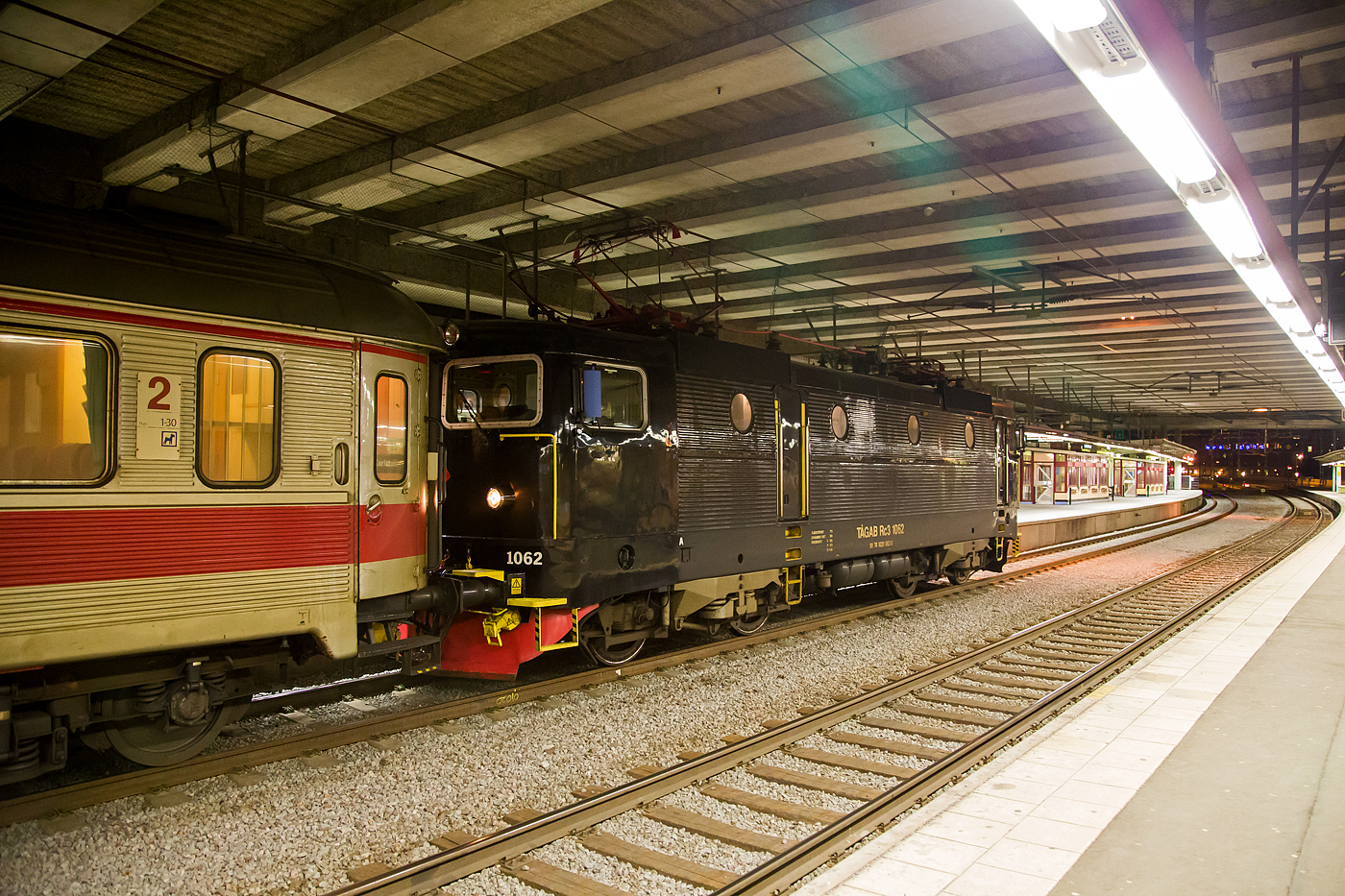 Die TÅGAB Rc3 1062 (91 74 1031 062-2), TÅGAB steht für Tågåkeriet i Bergslagen AB, hat am 20.03.2019 mit einem Personenzug Stockholm Central erreicht.

Die Baureihe SJ Rc ist eine für die schwedische Staatsbahnen Statens Järnvägar (SJ) von ASEA zwischen 1967 und 1988 gebaute Elektrolokomotive. ASEA (Allmänna Svenska Elektriska Aktiebolaget) war ein schwedisches Elektrotechnikunternehmen, 1988 legte der Konzern sein Geschäft mit der Schweizer BBC (Brown, Boveri & Cie) zur Asea Brown Boveri (ABB) mit Hauptsitz in Zürich zusammen.