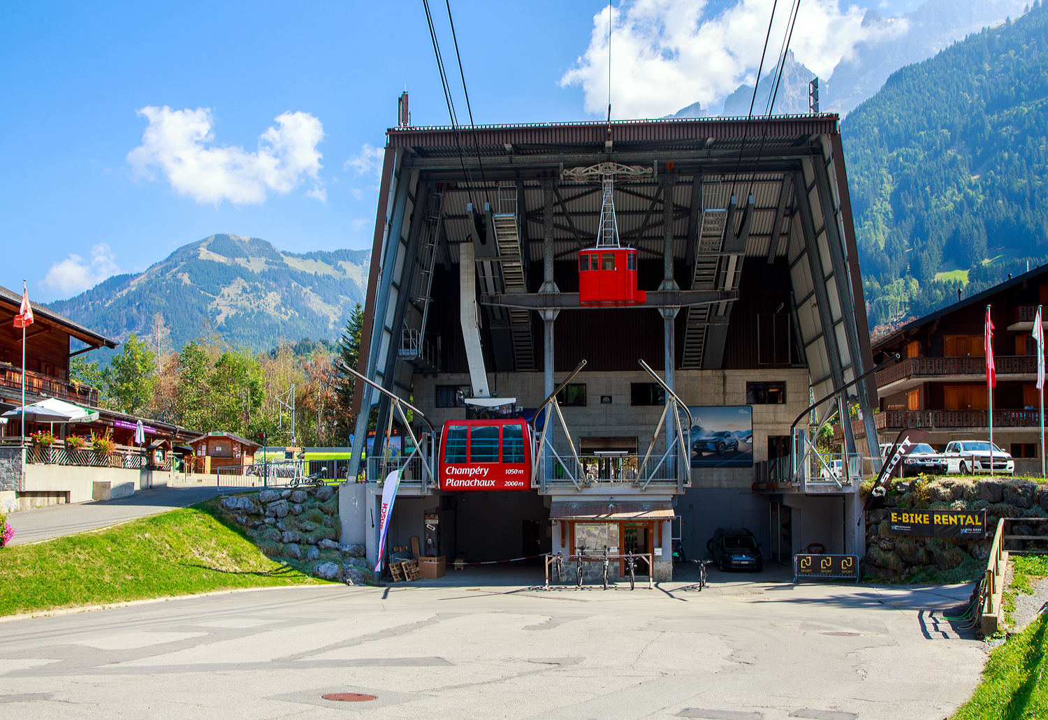 Die Talstation der Luftseilbahn Champéry-Croix de Culet (Planachaux) in Champéry auf 1.037 m ü. M. am 08 September 2023, direkt neben der Endstation (Bahnhof) der AOMC - Aigle-Ollon-Monthey-Champéry-Bahn (gehört heute zur TPC -Transports Publics du Chablais). So kann man direkt vom Zug in die Großkabinen-Luftseilbahn nach Planachaux (Croix de Culet) steigen, einen „grünen“ tpc AOMC Beh 2/6 Triebzug kann man auch links erkennen. Die Bergzacken der gegenüberliegenden Dents du Midi sind sehr eindrücklich.

Die legendäre rot-weiße Champéry-Seilbahn, vom Typ 125-LPB (LPBF- 
Die legendäre rot-weiße Seilbahn zwischen Champéry und Croix-de-Culet (Planachaux), vom Typ 125-LPB (LPBF-K125),wurde 1987 von dem traditionsreichen Schweizer Seilbahnhersteller Garaventa (seit 2002 Doppelmayr/Garaventa Gruppe) gebaut. Die 2 Kabinen bieten jeweils 125 Personen Platz, mit einem max. stündlichen Durchfluss von 1.000 Personen. Die Seilbahn überspannt eine Strecke von 899 Höhenmetern vom Startpunkt auf 1.037 m Höhe bis zum Zielpunkt (Bergstation) auf 1.936 m.

Sie bringt einen in weniger als 5 Minuten auf eine Höhe von 1.962 Metern. Oben angekommen, werden Fußgänger, die auf der Suche nach Ruhe sind, von den Panoramablicken vom Croix de Culet begeistert sein.

TECHNISCHE DATEN:
Hersteller: Garaventa
Baujahr: 1987
Typ: 125-LPB (LPBF-K125)
Talstationshöhe: 1.046 m
Bergstationshöhe: 1.945 m
Höhendifferenz: 899 m
Länge: 2.144 m
Kapazität: 125 Personen/Kabine 
Fahrzeit: 4.5 min 
Geschwindigkeit : 4 m/s
Stützenanzahl: 2
Kabinenanzahl: 2

Die Seilbahn ersetzte die 18-LPB Champéry-Planachaux  (1950 von der Firma Von Roll gebaut), eine Kabine der ehemaligen Bahn hängt hier noch.