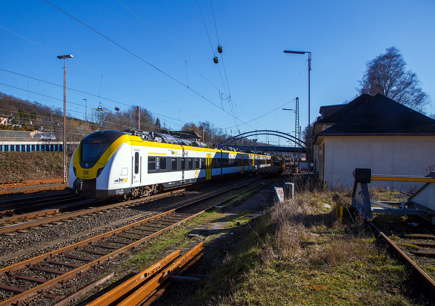 Die zwei  Grinsekatzen  gehören doch eher in den Schwarzwald und nicht wie hier ins Siegerland....
Vorne die dreiteilige Grinsekatze 1440 358 / 1441 358 / 1440 858 gekuppelt mit der vierteiligen Grinsekatze 1440 181 / 1441 181 / 1441 681 / 1440 681, beide der DB Regio Baden-Württemberg, fahren am 13.02.2023 durch Kreuztal in Richtung Süden. Sie waren vermutlich auf Werkstattrückfahrt. 

Der dreiteilige Alstom CORADIA Continental 2 wurde 2018 der vierteilige 2019 von ALSTOM Transport Deutschland GmbH in Salzgitter gebaut. Die neuen Triebwagen im neuen Landesdesign verkehren seit  Dezember 2019. Die Dreiteiler sind 56.900 mm lang, bieten 154 Sitzplätze in der 2. Und 9 Sitzplätze in der 1. Klasse sowie 2 Rollstuhlplätze, 24 Fahrradstellplätze und ein WC. Die Vierteiler haben eine Länge von 76.600 mm (lange EW), bieten 238 Sitzplätze in der 2. und 9 in der 1. Klasse sowie 2 Rollstuhlplätze, 35 Fahrradstellplätze und zwei WC. Die barrierefreien ET 1440 bieten den Fahrgästen komfortable Sitze, Tische, Klimaanlage, Steckdosen, WLAN, Videokameras für die Sicherheit und ein Reisendeninformationssystem.

Die Dreiteiler haben die Achsfolge Bo’(Bo)(Bo)Bo’ und eine Antriebsleistung von 2.400 kW, die Vierteiler haben die Achsfolge Bo’(Bo)(2)(Bo)Bo’ und eine Antriebsleistung von 2.820 kW. Beide Varianten haben ein Höchstgeschwindigkeit 160 km/h.