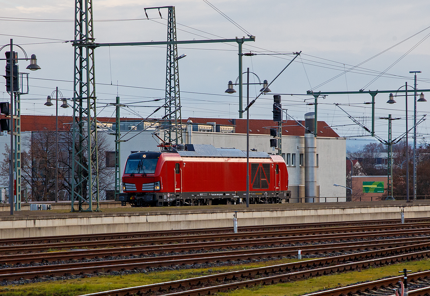 Diese Lokomotivbaureihe wird man bald auf deutschen Gleisen wohl öfters sehen können. Denn die DB Cargo erneuert seine Rangier- und Strecken-Lokflotte und beschafft neue Zweikraftlokomotiven der BR 248, als Ersatz für die älteren Diesellokomotiven der Reihe 294 (V 90). Es wurde Rahmenvertrag mit dem Hersteller Siemens Mobility über bis zu 400 Fahrzeuge, die einem Investitionsvolumen von deutlich über einer Milliarde Euro entsprechen, angeschlossen. Geliefert werden Lokomotiven vom Typ Vectron Dual Mode mit spezifischen Anpassungen für das von DB Cargo geplante Einsatzspektrum. Zunächst bestellt die DB Cargo 100 Loks der Baureihe 248. Die Auslieferung startet ab 2023. Die DB Loks sind aber stark modifiziert, so soll bei ihnen die Achslast maximal 21 t betragen (statt 22,5 t). Sie erhalten in den Führerständen einen zusätzlichen Seitenfahrschalter und einem Mikrofon statt des gewohnten Seitenfensters versehen. 

Hier fährt am 08.12.2022, die sehr neue (Baujahr 2022) Siemens Vectron Dual Mode 248 999-5 (90 80 2248 999-5 D-SIEAG) der Siemens Mobility GmbH (evtl. Vorführmaschine) durch den Hauptbahnhof Dresden in westlicher Richtung.

Die Vectron DM wurden 2022 von Siemens Mobility GmbH in München-Allach unter der Fabriknummer 23166 gebaut.

Der Vectron Dual Mode vereint die Vorteile einer vollwertigen Diesellokomotive mit denen von elektrischen Lokomotiven. Dank des leistungsstarken Dieselantriebs sowie der Ausstattung für die Nutzung der Fahrleitung kann man jederzeit flexibel auf die Traktionsanforderungen reagieren. So bleibt man immer in Bewegung, egal ob mit oder ohne Fahrdraht. Wo ein Fahrdraht ist, sollte man ihn nutzen. Denn der Betrieb unter Oberleitung ist im Vergleich zum Dieselbetrieb deutlich kosteneffizienter und umweltfreundlicher. Doch weil es in Deutschland noch lange Zeit Strecken geben wird, die nicht vollständig elektrifiziert sind, fahren viele Diesellokomotiven unter Fahrdraht weiter. Das ist aber ökonomisch und ökologisch wenig sinnvoll. Dies ist hier ein Beispiel einer echten Alternative. 

Mit der Vectron Dual Mode ist es möglich Güterzüge aus dem Umland umweltschonend in die Zentren der Ballungsräume zu befördern. Nur so einfach, wie in der Siemens Werbung ist es auch nicht, denn die Lok vier Achsen (Bo’Bo’) und wiegt 90 t, so ergibt sich eine Achslast  von 22,5 t. Nicht elektrifizierte Nebenstrecken haben nicht gerade alle von min. D2 (22,5 t), und können so auch nicht befahren werden. Auch die Leistung der DM im Vergleich zu heutigen Hochleistungselektrolokomotiven ist mit 2.400 kW erheblich geringer. Mit den Dieselstreckenloks kann sie aber mit 2.000 kW sehr gut mithalten, zudem liegt die Anfahrzugskraft bei stattlichen 300 kN.

TECHNISCHE DATEN der Siemens Vectron Dual Mode (BR 248)
Spurweite: 1.435 mm
Achsformel: Bo'Bo'
Länge über Puffer: 19.975 mm
Drehzapfenabstand: 10.800 mm
Achsabstand im Drehgestell: 2.700 mm
Breite: 3.020mm
Höhe:  4.220 mm
Raddurchmesser :  1.100 mm (neu) / 1.020 mm (abgenutzt)
Gewicht:  90 t (bei vollen Vorräten)
Achslast: 22,5 t
Spannungssysteme (bei E-Betrieb): 15 kV, 16,7 Hz
Dieselmotor: MTU 16V 4000 R84 (16-Zylinder-V-Motor)
Dieselmotorleistung an der Kurbelwelle: 2.400 kW
Max. Leistung am Rad: 2.400 kW bei E-Antrieb / 2.000 kW bei D-Antrieb
Höchstgeschwindigkeit:160 km/h
Antriebsart: elektrisch oder dieselelektrisch
Kraftübertragung :Teilabgefederter Antrieb (Ritzelhohlwellenantrieb)
Kraftstoffbehälter Nutzvolumen: 2.600 l
Anfahrzugskraft:  300 kN
Elektrische Bremskraft: 150 kN
Elektrische Bremsleistung (am Rad): E-Betrieb 2.100 kW / Dieselbetrieb 1.700 kW
Doppeltraktion: Über WTB ÖBB mit typgleichen Fahrzeugen sowie Vectron E, Vectron DE und ER20
Zugsicherung: PZB / für ETCS vorbereitet
