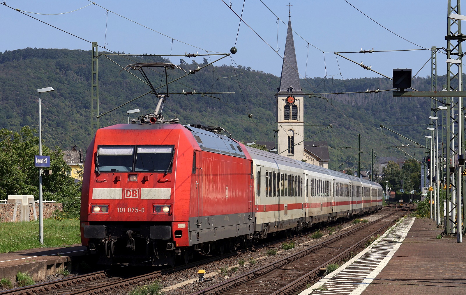 Direkt nach dem ersten IC kam ein zweiter angerauscht....DB 101 075-0 mit unbekanntem IC gen Koblenz. Boppard 10.08.2025