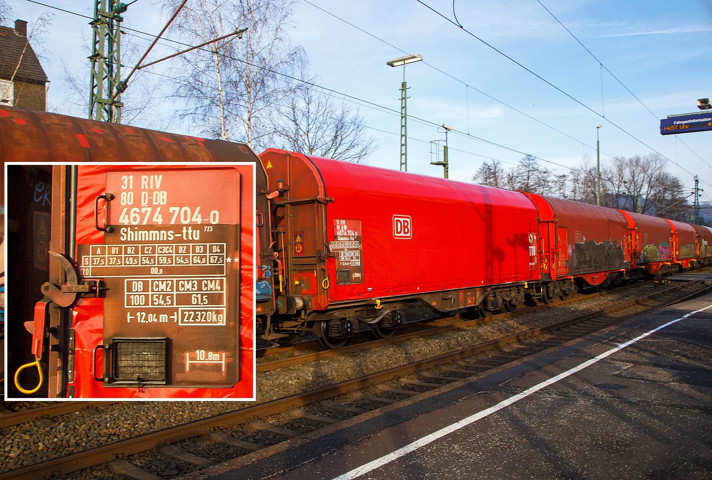 Drehgestellflachwagen mit vier Radsätzen, verschiebbarem Planenverdeck und Lademulden für Coil-/Spaltbandtransporte, 31 80 4674 704-0 D-DB, der Gattung/Bauart Shimmns-ttu 723, der DB Cargo AG, am 18.01.2023 Zugverband bei einer Zugdurchfahrt in Scheuerfeld (Sieg) in Richtung Köln.

Die Ausstattung mit fünf Lademulden sowie das Planverdeck optimieren die Beförderung nässeempfindlicher Coils. Diese Planen können jeweils soweit zusammen geschoben werden, dass zum Be- und Entladen die Ladefläche zu 2/3 freigelegt ist.Der Wagen ist für die Beförderung von schweren witterungsempfindlichen Blechrollen (Coils) mit 5 fest im Untergestell eingebauten Lademulden ausgerüstet.

Das Untergestell und die Stirnwände, die als Abkantrahmenkonstruktion mit Blechbekleidung und U-förmigen Verstärkungsprofilen ausgeführt sind, bilden den Wagenkasten. Die sattelförmig angeordneten, jeweils mit den Außenlangträgern verschweißten Querträger bilden zusammen mit den Muldenblechen die Lademulden. Die Wagenabdeckung erfolgt mit einer PVC-beschichteten Gewebeplane, die auf 11 Rohrrahmen aufliegt. Über Laufwagen ist das Planendach in Wagenlängsrichtung verschiebbar. Die Verriegelung des Planendaches an den Stirnwänden erfolgt über eine 4-PunktZentralverriegelung, die sowohl vom Erdboden als auch von der Rampe aus bedient werden kann. Das Planendach lässt sich an einem Wagenende so weit zusammenschieben, dass ca. 2/3 der Ladefläche zur Beladung freigegeben wird. Zwischen den Spriegeln sind Hilfsspriegel so angeordnet, dass ein Einfallen der Plane beim Zusammenschieben um die Hälfte vermindert wird, um den notwendigen Freiraum für größere Coildurchmesser zu gewährleisten. Der Wagen darf nur mit geschlossenem und verriegeltem Planendach verkehren.

Die Wagen sind mit 20 verstellbaren Festlegearmen (4 je Mulde) ausgerüstet, die auf den Muldenhöckern gelagert sind und sich über Rollen in den Mulden abstützen. Ihre Form und Festigkeit ist so ausgelegt, dass sie einen sicheren Schutz gegen unzulässiges seitliches Verschieben als auch gegen Kippen gebundener Schmalbandcoils (Spaltband) gewährleisten. Gegenüber Festlegeeinrichtungen früherer Bauarten (z. B. Shimmns-tu 718) sind die einzelnen Arme sowohl grob verschiebbar als auch über Spindeln fein einstellbar. Dadurch können die Arme bis auf Kontakt an die Coils herangeführt werden. Die Spindeln werden dazu über seitlich an den Muldensätteln angeordnete Handräder oder auch über geeignete Maschinen angetrieben. Die Auskleidung der Mulden mit einer Gummiauflage soll einen optimalen Schutz des Coilbleches, der auch durch eine spezielle Muldenkonstruktion erreicht wird, unterstützen. Im Wageninneren sind auf Piktogrammen Beladehinweise und -schemen angebracht.

TECHNISCHE DATEN:
Hersteller: Waggonfabrik Astra Vagoane Arad (Rumänien)
Baujahr: ab 2002
Spurweite: 1.435 mm
Achsanzahl: 4 (in 2 Drehgestelle)
Länge über Puffer: 12.040 mm
Länge der Ladefläche: 10.795 mm
Ladebreite (Mulden): 2.410 mm
Drehzapfenabstand: 7.000 mm
Achsabstand im Drehgestell: 1.800 mm
Drehgestell-Bauart: Y25 Lsd 1
Laufraddurchmesser: 920 mm (neu)
Eigengewicht:  22.320 kg
Höchstgeschwindigkeit: 100  km/h (beladen) / 120 km/h (leer)
Maximales Ladegewicht: 67,5 t (ab D4), sonst s. linker Bildausschnitt
Kleinster bef. Gleisbogenradius: 35 m
Bauart der Bremse: KE-GP-A (K)
Bremssohle: Cosid 810
Intern. Verwendungsfähigkeit: RIV

Die Bedeutung der Gattungs- und Kennbuchstaben (hier Shimmns-ttu):
S - Drehgestellflachwagen in Sonderbauart
h - für den Transport von Blechrollen, liegend verladen, eingerichtet
i - mit beweglicher Abdeckung und festen Stirnwänden
mm - mit vier Radsätzen Ladelänge unter 15 m, bei sechs unter 18 m
n - höchste Lastgrenze über 60 t
s - Höchstgeschwindigkeit 100 km/h (beladen)
-ttu -  Mit besonderer, stufenlos verstellbarer Festlegeeinrichtung zum Sichern gebündelter Schmalbandcoils und Auskleidung der Mulden mit gewebeverstärkten Gummimatten.