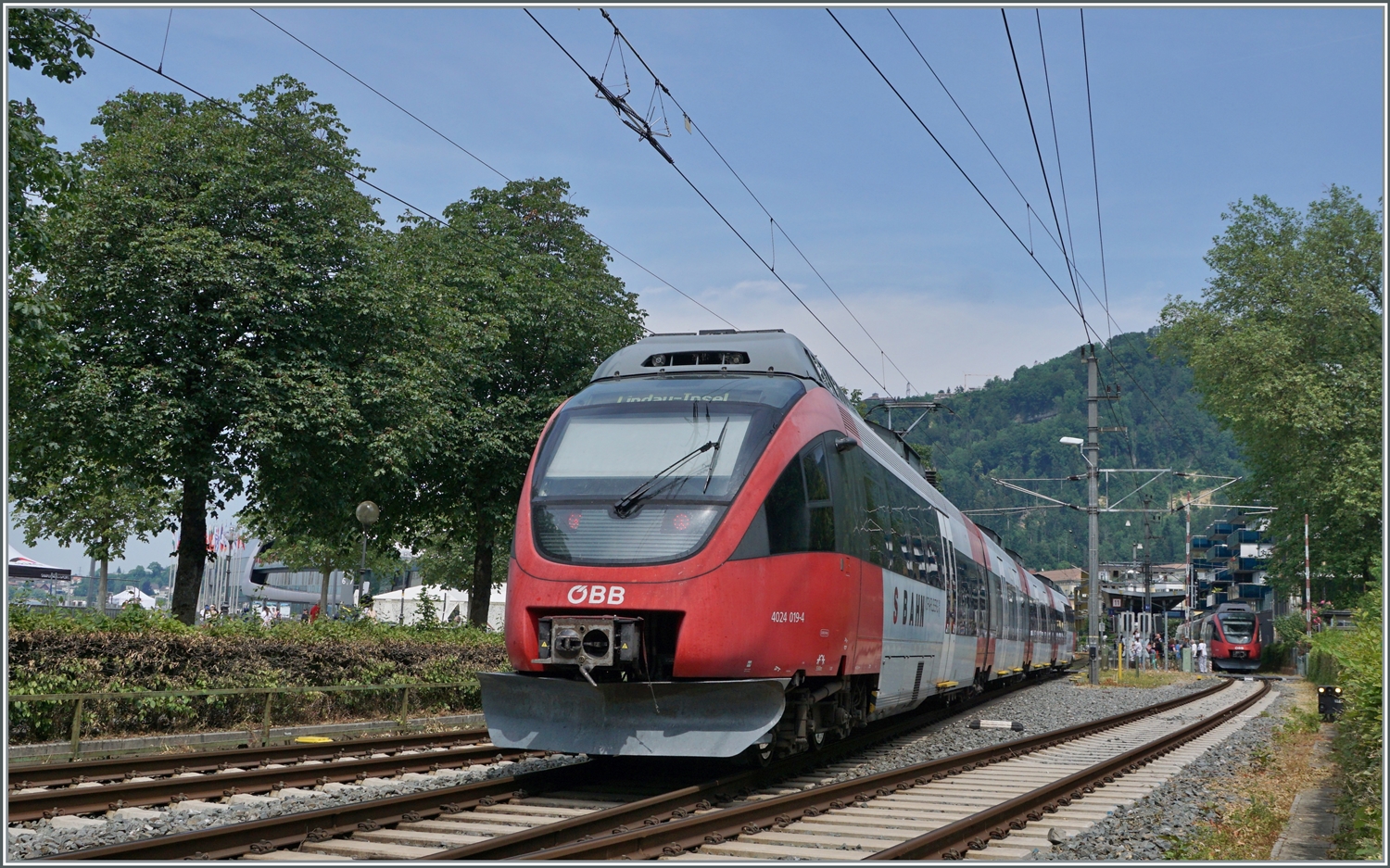 Durch die Ablieferung der neuen ÖBB ET 4748 im Vorarlberg werden die Einsätze der ÖBB 4024 zunehmend weniger, somit freue ich mich, auf diesem Bild nochmals zumindest nochmals zwei ÖBB 4024  erwischt  zu haben, auch wenn der zweite ziemlich weit im Hintergrund zu suchen ist. Unübersehbar aber der ÖBB 4024 019-4 der Bregenz in Richtung Lindau Insel verlässt.

18. Juni 2023