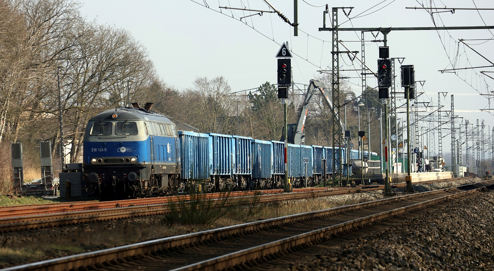 EGP 218 153-5 mit einem Teil des Düngerzuges abgestellt in der Ladestrasse am Bhf Jübek. 28.03.2025
