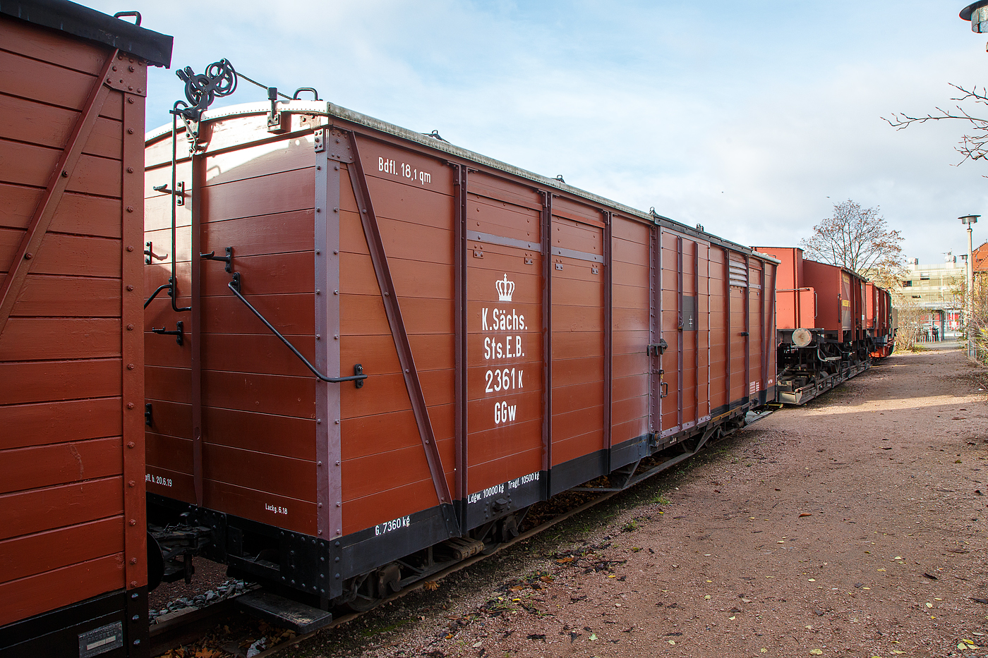 Ehemaliger vierachsiger 750 mm-Schmalspur gedeckter Güterwagen K.Sächs.Sts.E.B. 2361K, der Gattung GGw, mit Heberleinbremse, des Traditionsbahn Radebeul e.V., ausgestellt beim Schmalspur-Bahnhof Radebeul Ost (Lößnitzgrundbahn), hier am 07.12.2022.

Der Wagen wurde 1918 von der Waggonfabrik Werdau gebaut und an die Königlich Sächsische Staatseisenbahnen (K.Sächs.Sts.E.B.) geliefert. Bis 1974 war er bei der DR (Deutsche Reichsbahn) als DR GGw 97-13-06 im Radebeuler Planbestand, danach wurde er ausgemustert, seit 2000 ist er Eigentum des Vereins Traditionsbahn Radebeul.

TECHNISCHE DATEN:
Spurweite: 750 mm
Anzahl der Achsen: 4 (in 2 Drehgestellen)
Leergewicht: 7.360 kg
Ladegewicht: 10.000 kg
Ladefläche: 18,1 m²