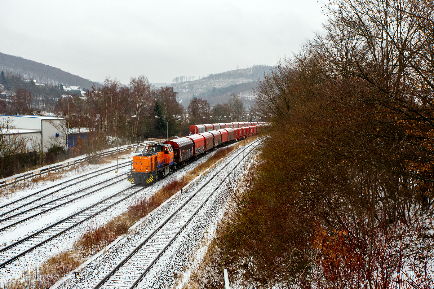 Eigentlich war der Schnee doch weg, doch heute hat es wieder neu geschneit. 
Die KSW 44 (92 80 1271 004-4 D-KSW) eine MaK G 1000 BB der KSW (Kreisbahn Siegen-Wittgenstein) am 03 Februar 2026 auf dem KSW-Rangierbahnhof in Herdorf, Betriebsstätte FGE -Freien Grunder Eisenbahn. 

Die Lok 44 wurde 2003 unter der Fabriknummer 1001462 bei Vossloh gebaut und am 05.01.2004 an die SK - Siegener Kreisbahn GmbH geliefert, welche ab Ende 2004 nun als Kreisbahn Siegen-Wittgenstein (KSW) firmiert.
