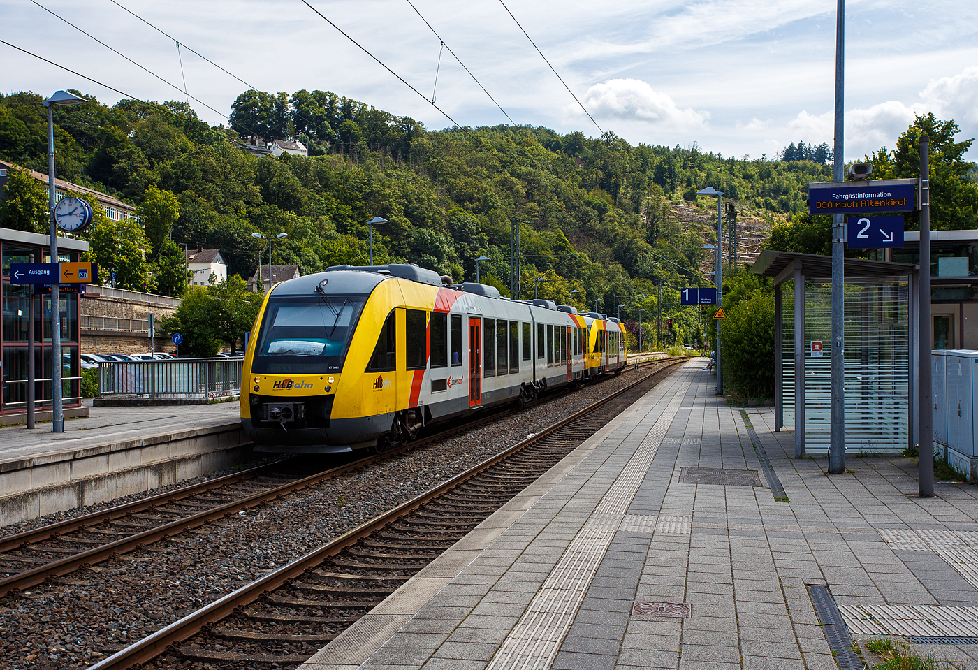 Ein Alstom Coradia LINT 58 bzw. zwei gekuppelte Alstom Coradia LINT 41 (BR 648)  bzw. 27 (BR 640) der HLB (Hessische Landesbahn), als RB 93  Rothaarbahn  (Betzdorf - Siegen - Kreuztal - Bad Berleburg), am 18 Juli 2024 beim Halt im Bahnhof Kirchen (Sieg). Vorne der VT 264 (95 80 0648 664-0 D-HEB / 95 80 0648 164-1 D-HEB) ein LINT 41 und hinten der VT 204 (95 80 0640 104-5 D-HEB) ein LINT 27.

Beide LINT wurden 2004 von der ALSTOM Transport Deutschland GmbH (vormals LHB - Linke-Hofmann-Busch GmbH) in Salzgitter-Watenstedt für die vectus Verkehrsgesellschaft mbH gebaut, mit dem Fahrplanwechsel am 14.12.2014 wurden alle Fahrzeuge der vectus nun Eigentum der HLB, die Hessische Landesbahn hatte 74,9% der Gesellschaftsanteile. Der LINT 41 wurde unter der Fabriknummer 1188-014 gebaut, der LINT 27 unter der Fabriknummer 1187-004.