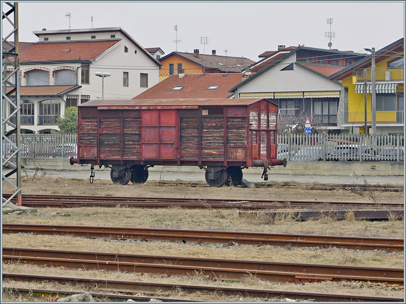 Ein alter, wohl sehr alter  Spitzdach -Güterwagen steht in Chivasso. Erste Wagen dieser Bauart sollen bereits 1857 erbaut worden sein. In den nördlichen Breitengraden wurden diese Wagen aus Italien meist für Lebensmitteltransporte aus dem Süden eingesetzt. 

24. Februar 2023