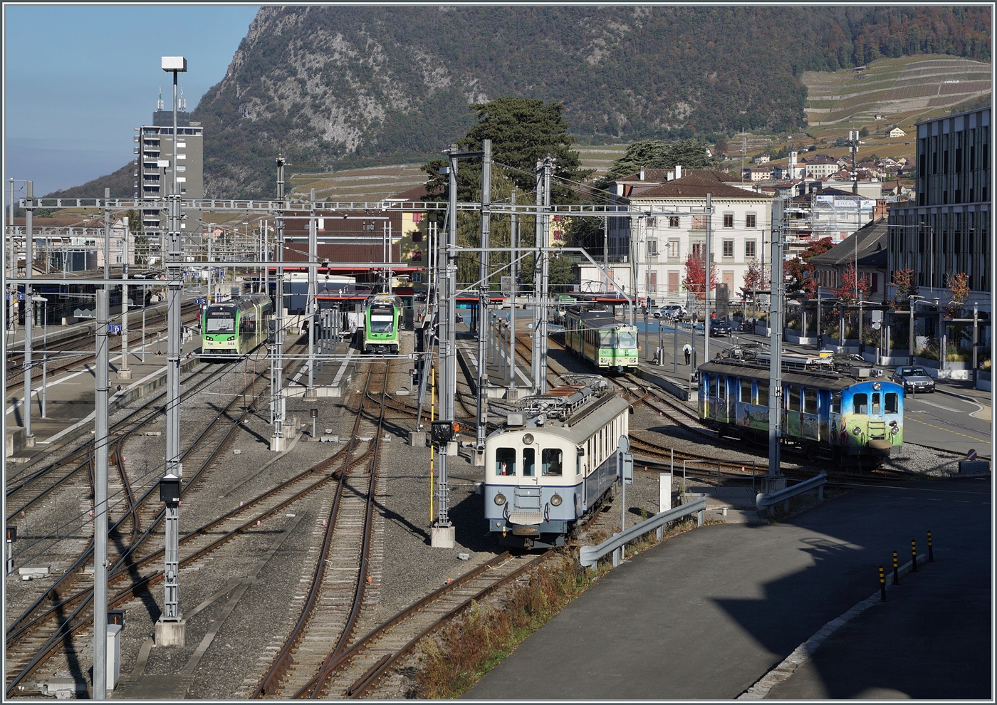 Ein Blick auf den Bahnhof von Aigle, bzw. den Schmalspurbahnhof der TPC mit Zügen nach Monthey- Ville, Les Diablerets und Leysin. Ebenfalls im Bild die beiden BCFe 4/4 1 und BDe 4/4 N° 2. 

2. Nov. 2024