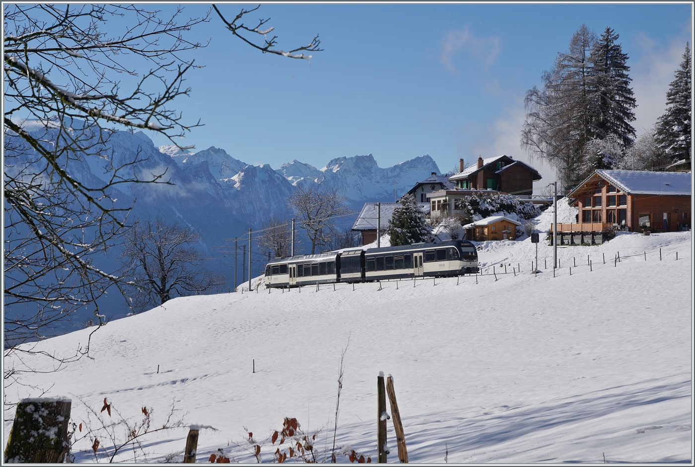 Ein CEV MVR ABeh 2/6 verlässt als Regionalzug nach Montreux das winterliche Les Avants. 3. Jan. 2025
