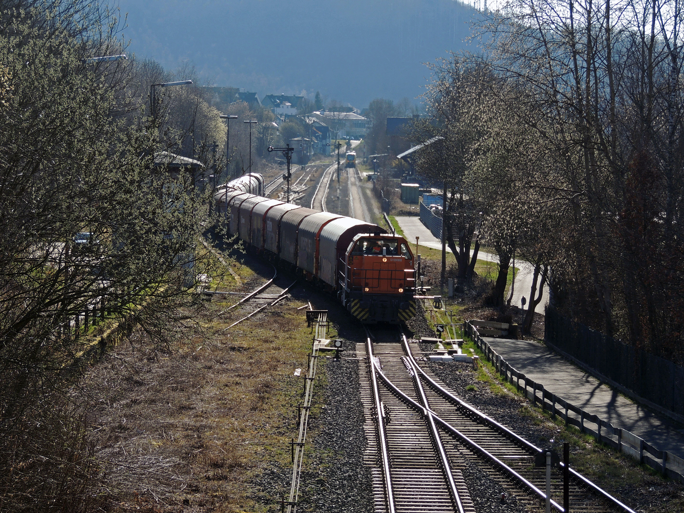 Ein Coilzug im Sandwich zweier Vossloh G 1000 BB der KSW (Kreisbahn Siegen-Wittgenstein), vorne die KSW 44 (92 80 1271 004-4 D-KSW) und am Zugschluss die KSW 47 (92 80 1271 027-5 D-KSW), ex HFM D 2, haben am 27 März 2025 Herdorf erreicht. Nun fahren sie auf den KSW-Rangierbahnhof in Herdorf, Betriebsstätte FGE -Freien Grunder Eisenbahn. Von dort fährt die KSW 44 mit einem Großteil des Zuges gleich weiter zum Pfannenberg in Neunkirchen-Salchendorf.

Hinten im Bahnhof steht der VT 260 (95 80 0648 160-9 D-HEB / 95 80 0648 660-8 D-HEB), ein Alstom Coradia LINT 41 der HLB (Hessische Landesbahn) als RB 96 „Hellertalbahn“ (Neunkirchen/Kr Siegen – Herdorf – Betzdorf/Sieg).
