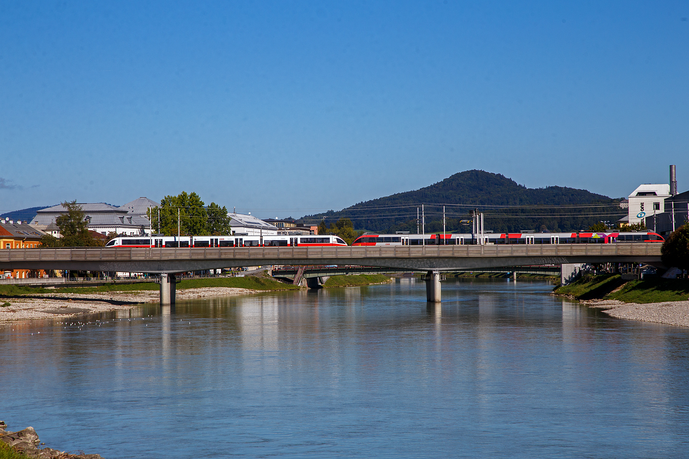 Ein dreiteiliger ET der ÖBB Reihe 4023 gekuppelt mit einem vierteiligen ET der ÖBB Reihe 4024 (Bombardier TALENT) der ÖBB überqueren am 12.09.2022 in Salzburg die Salzach und fahren in Richtung Freilassing (Deutschland).  

Sie fahren als S3 der S-Bahn Salzburg die Verbindung Schwarzach – Salzburg - Freilassing – Bad Reichenhall.
