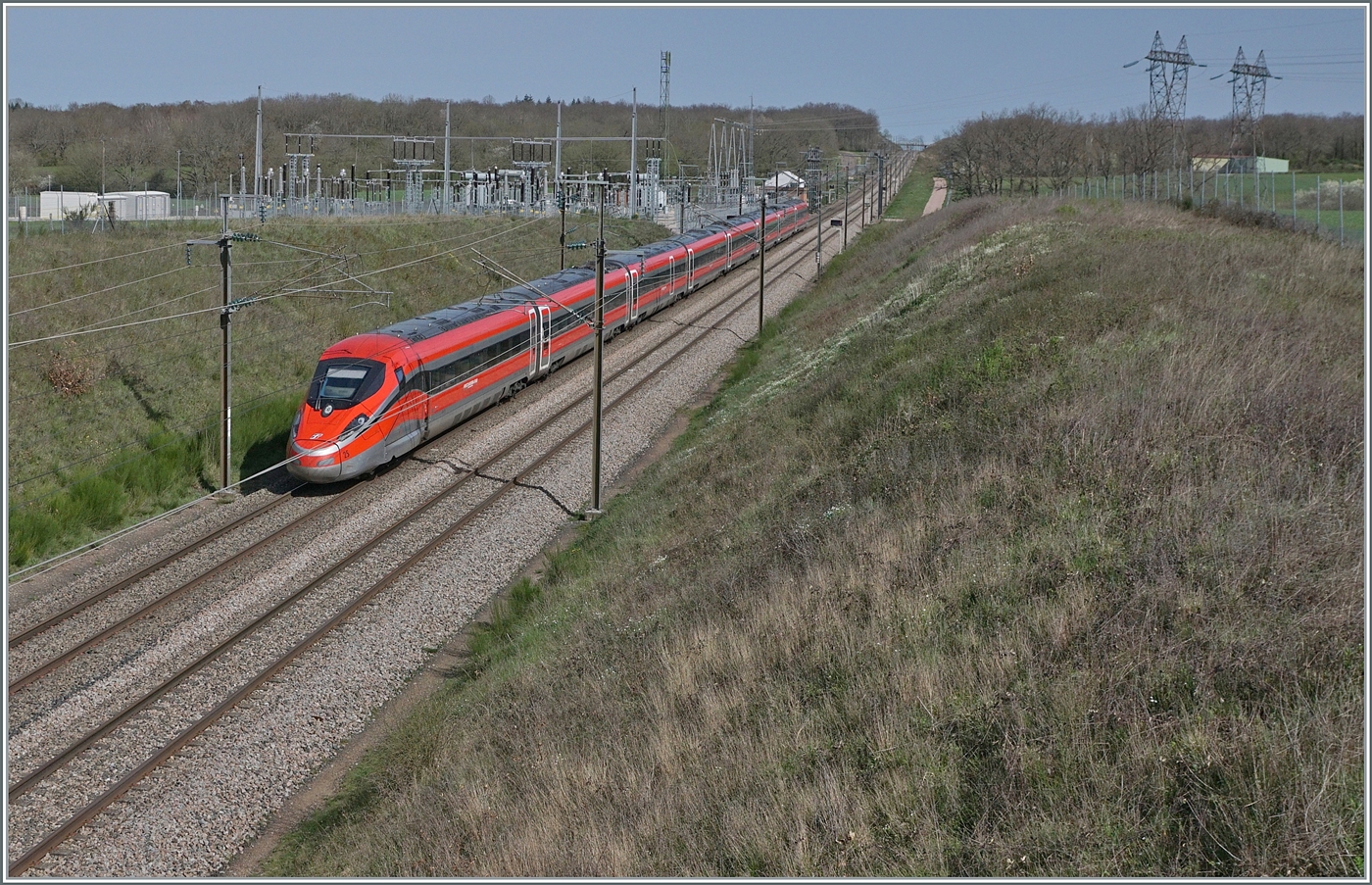Ein knappe halbe Stunde später sauste der Gegenzug, der FS Trenitalia ETR 400 025 als Frecciarossa FR 6652 bei Saint Émiland in Richtung Paris vorbei, wobei durch den gegeben Standort, mir kaum eine andere Sicht auf den Zug möglich war. 
Nach diesem Bild packten wir zusammen, gut eineinhalb Jahre Vorbereitung hatten ein gutes Ende gefunden und wir fuhren weiter, in Spanien wartet eine IRYO ETR 400 / Serie 109 auf meinen Fotoapparat...

6. April 2024