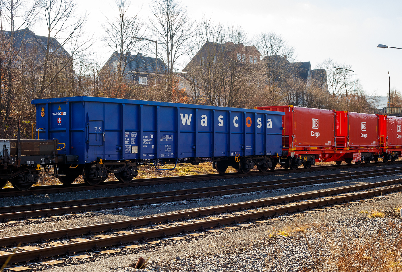 Ein recht neuer vierachsiger offener 82,5m³ Drehgestell-Güterwagen (Hochbordwagen) der Gattung Eanos, 37 80 5375 061-8 D-WASCO, der Wascosa AG, Luzern (CH), am 17 Februar 2025 abgestellt, im Zugverband eines Übergabegüterzuges, in Herdorf auf dem KSW Rbf Herdorf (Betriebsstätte Freien Grunder Eisenbahn - NE 447).

Der Wagen wurde 2023 von Astra Rail Industries (ARI) in Arad (Rumänien), seit 2016 Werk der Greenbrier Europe, gebaut.

Der Wagen ist für den Transport von Eisenschrott, Kohle sowie diversen Schüttgütern. Es ist ein robuster Wagen, da die Wände und der Boden in verstärkter Stahlkonstruktion, aus unlegiertem Baustahl S355J2+N, gefertigt sind. Die Blechdicken betragen 4 mm bei Seitenwand, 6 mm bei Stirnwand und 8 mm beim Boden. Die Wagen haben eine verstärkte Zugeinrichtung und ist für automatische Kupplungen (DAK) vorbereitet. 

Auffällig bei diesen Wagen ist, das sie keine große 2-flügelige Tür besitzen, sondern nur eine kleine Tür 750 x 930 mm je Wagenseite besitzen (hier links im Bild). 

TECHNISCHE DATEN:
Spurweite: 1.435 mm (Normalspur)
Achsanzahl: 4 in zwei Drehgestellen
Länge über Puffer: 15.740 mm
Drehzapfenabstand: 10.700 mm
Achsabstand im Drehgestell: 1.800 mm
Laufraddurchmesser: 920 mm (neu)
Drehgestelle: Y25 Lsd-KP1 (V)
Puffer: Gruppe A, Hub 105 mm
Länge x Breite der Beladeöffnung: 14.492 x 2.720 mm
Ladelänge: 14.490 mm
Ladefläche: 39,4 m²
Laderaum:  82,5 m³
Höchstgeschwindigkeit: 100 km/h (beladen) / 120 km/h (leer)
Max. Ladegewicht: 59,0 t ab Streckenklasse C, 67,0 t ab Streckenklasse D
Eigengewicht: 23.000 kg
Kleinster bef. Gleisbogenradius: R 35 m (im Wagenverbund150 m)
Bremse: KE-GR-A (K)
Bremssohle: Jurid C 810
Handbremse: Ja
Intern. Verwendungsfähigkeit: TEN-GE
