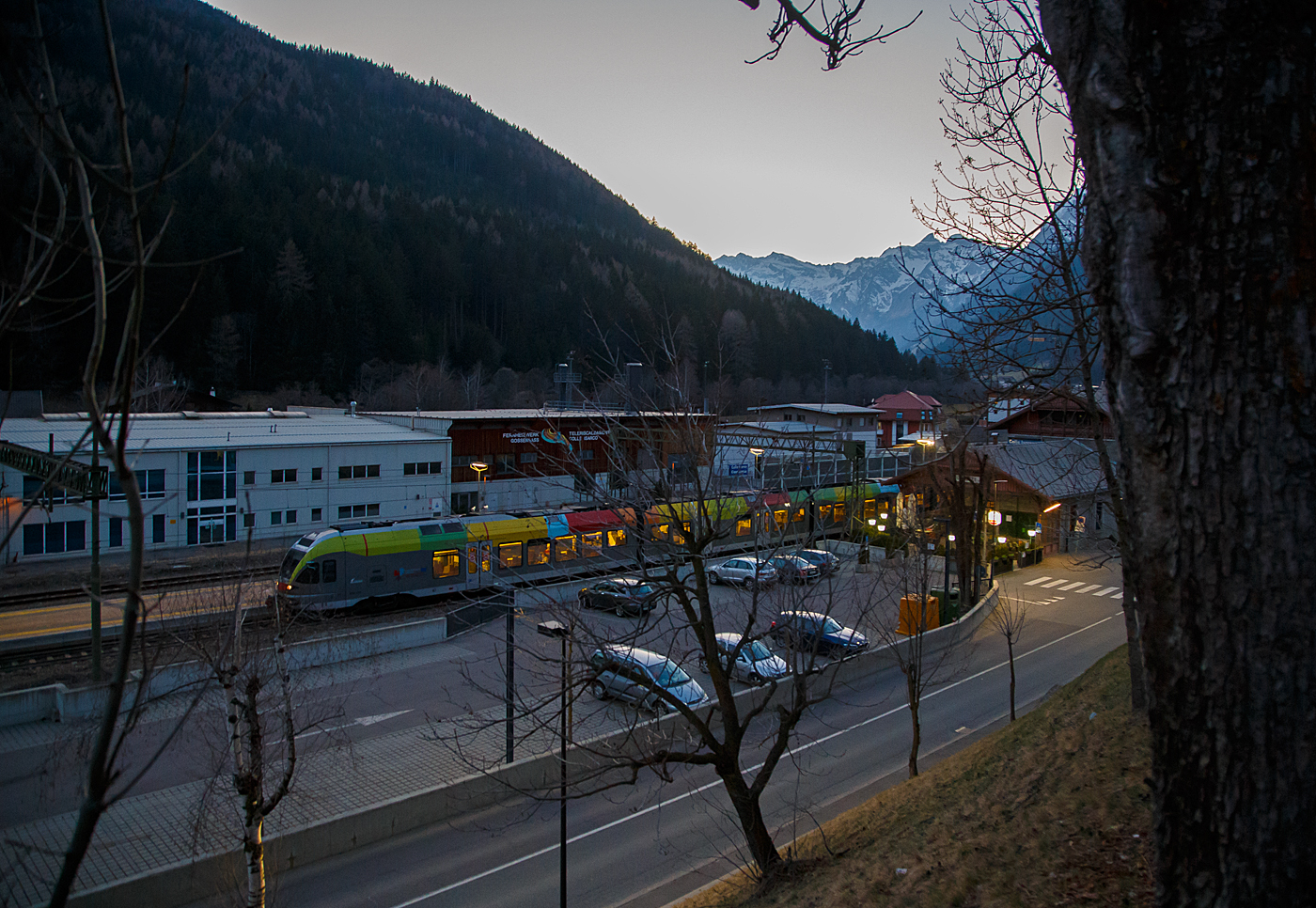 Ein Trenitalia ETR 170 10x, ein sechsteiliger Stadler FLIRT (MS für I / A) beim Halt am  Abend des 26.03.2022, als Regionalzug von Brenner/Brennero via Bozen/Bolzano nach Meran/Merano, im Bahnhof Gossensaß/Colle Isarco.
