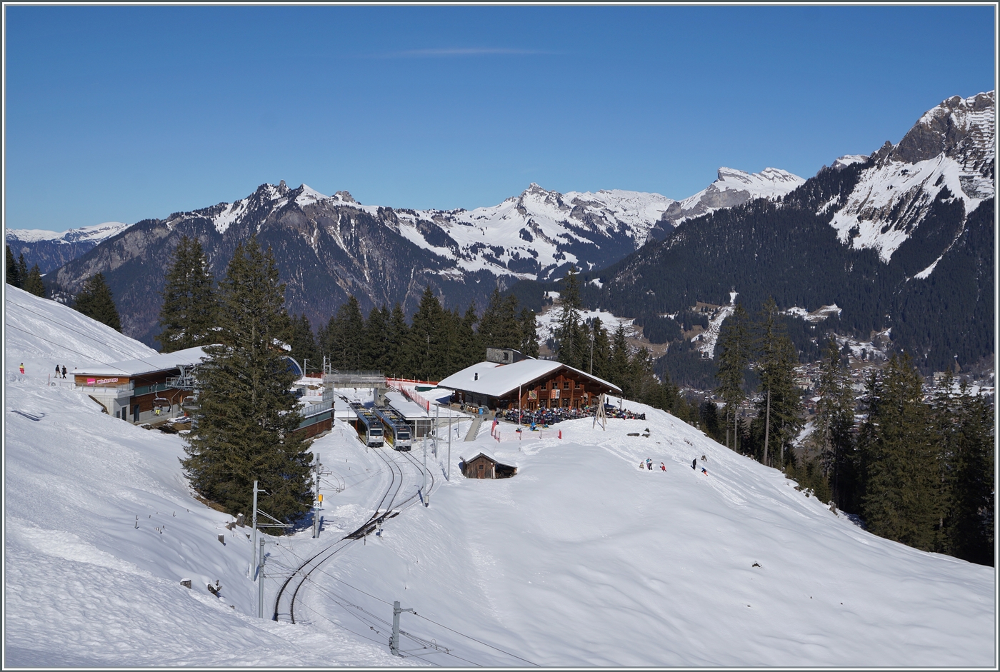 Ein weiterer Blick, nun jedoch mit weit mehr Umland auf den Bahnhof von Winteregg. 

18. Februar 2025  