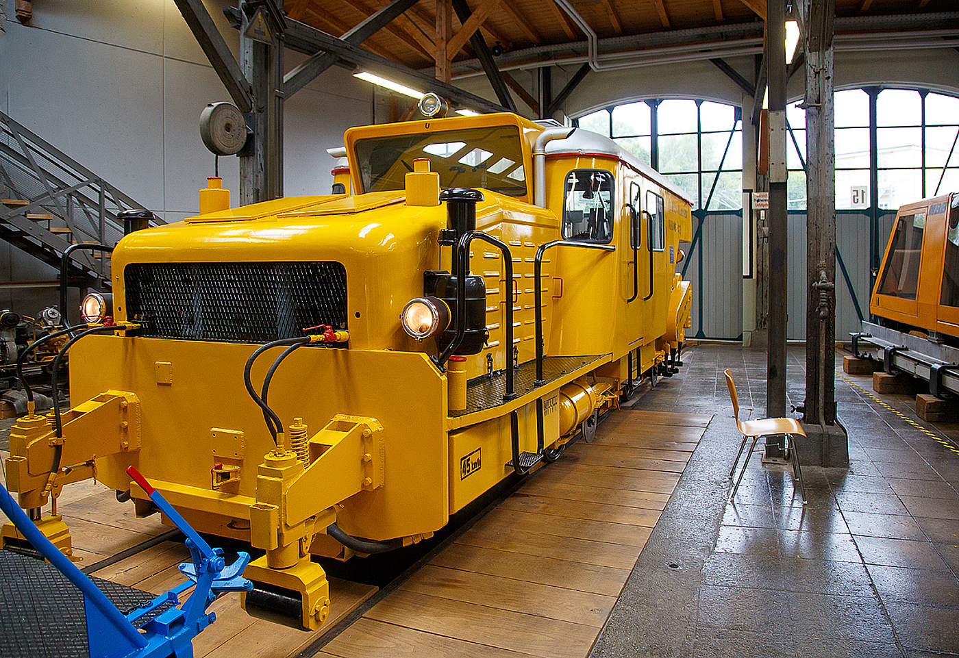 Ein weiterer großer Fortschritt war die Plasser & Theurer Duomatic VKR 06-32, dieser Typ war die erste Zweischwellen-Stopfmaschine der Welt, am 11.09.2022 in der Lokwelt Freilassing.

Die Stopfmaschine wurde 1966 von Plasser & Theurer in Linz unter der Fabriknummer 545 gebaut. 

Die Duomatic - Maschinen waren die ersten Maschinen der Welt, die mit einem Duomatic-Stopfaggregat ausgerüstet, zwei benachbarte Schwellen in einem Arbeitsgang unterstopfen konnten. Dieses System hatte geradezu eine revolutionierende Auswirkung auf die Mechanisierung der Gleiserhaltung, sowohl in wirtschaftlicher als auch in oberbautechnischer Hinsicht ausgeübt und damit den Weltmarkt erobert.

Es konnte erstmals auch bei sehr stark frequentierten Strecken durchgearbeitet werden, ohne dabei Zugverkehr zu behindern. Spitzenleistungen von über 1000 m/h wurden erreicht. Anlässlich der Leipziger Frühjahrsmesse wurde die Duomatic mit einer Goldmedaille für wissenschaftlich-technische Höchstleitungen ausgezeichnet.

TECHNISCHE DATEN:
Spurweite: 1.435 mm
Achsanzahl: 2
Achsfolge: 1A
Länge über Puffer: 9.500 mm
Gewicht: 24.000 kg
Höchstgeschwindigkeit: 45 km/h 
Arbeitsleistung: 800 m/h und mehr  
