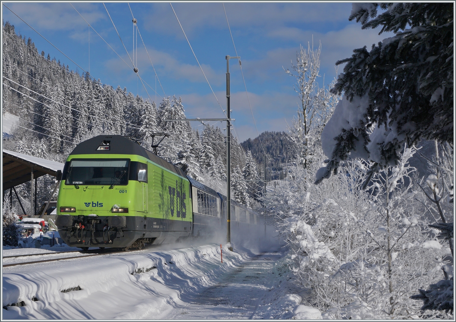 Ein Wintertraum! Trotz der aus Zeitgründen etwas eilig aufgesuchten spontanen Fotostelle bei Mannried zeigt sich die BLS Re 465 001 mit ihrem GoldenPass Express 4065 von Interlaken Ost nach Montreux kurz vor Zweisimmen in einer herrlichen Winterlandschaft.

20. Januar 2023