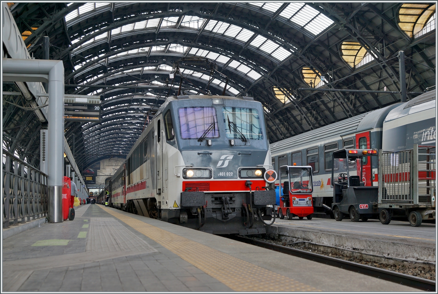 Eine E-Lok wartet auf einem der hintersten Gleise mit einen Intercity auf ihre Abfahrt: Die FS Trenitalia E 401 022.

8. November 2022