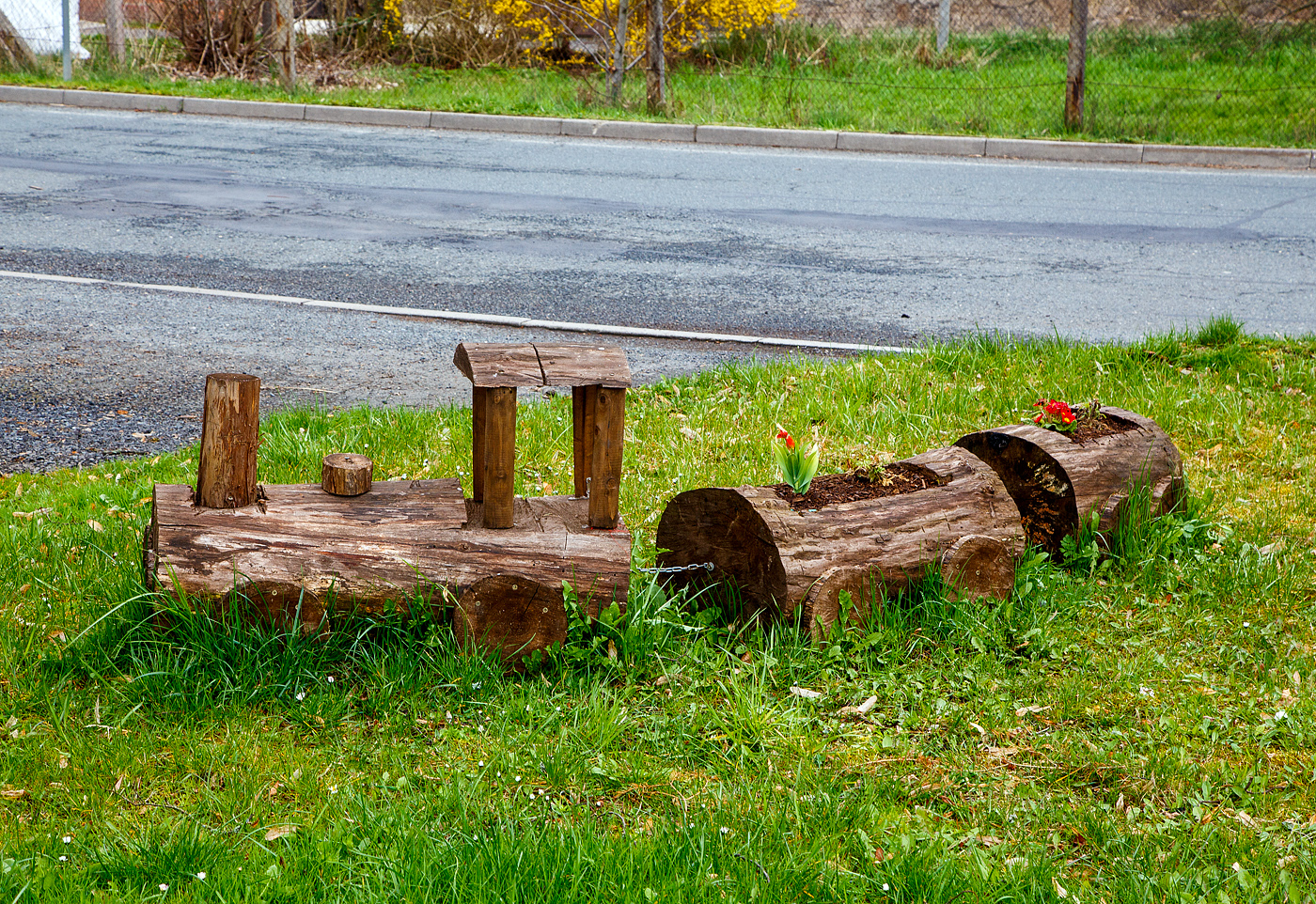 Eine kleine dekorative Eisenbahn beim tschechischen Bahnhof Bečov nad Teplou (Petschau) am 20.04.2023.