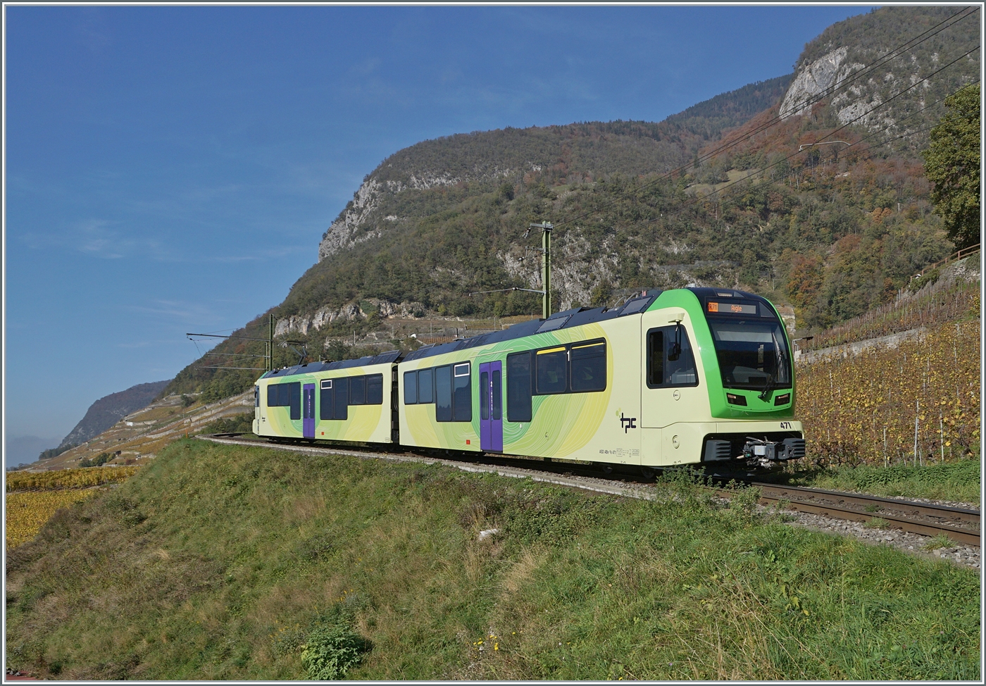 Eine neue Fotostelle oberhalb von Aigle, welche am Mittag/frühen Nachmittag eigentlich recht gut im Licht liegt, auch wenn im Gegenzug nicht allzu viel Landschaft zu sehen ist.
Der TPC ASD ABe 4/8 471 ist auf dem Weg von Les Diablerets nach Aigle. 

2. Nov. 2024