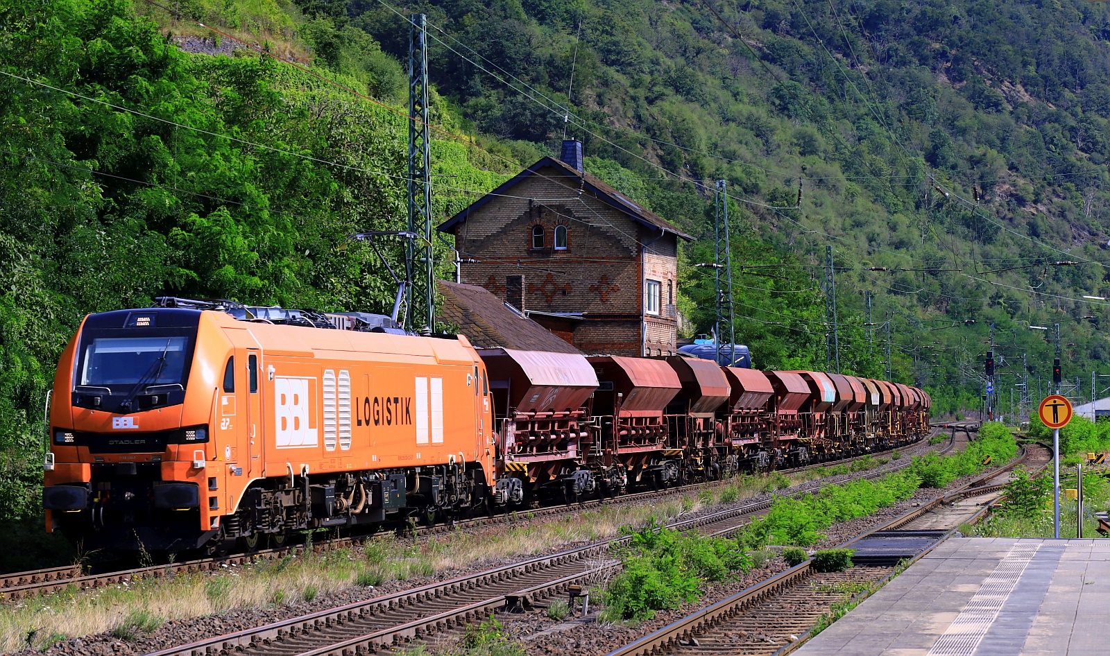 Eine starke Orange...BBL Logistik 2159 230-2 REV/14.12.21 mit Sch�ttgutzug unterwegs Richtung Koblenz. Kaub 06.08.2024